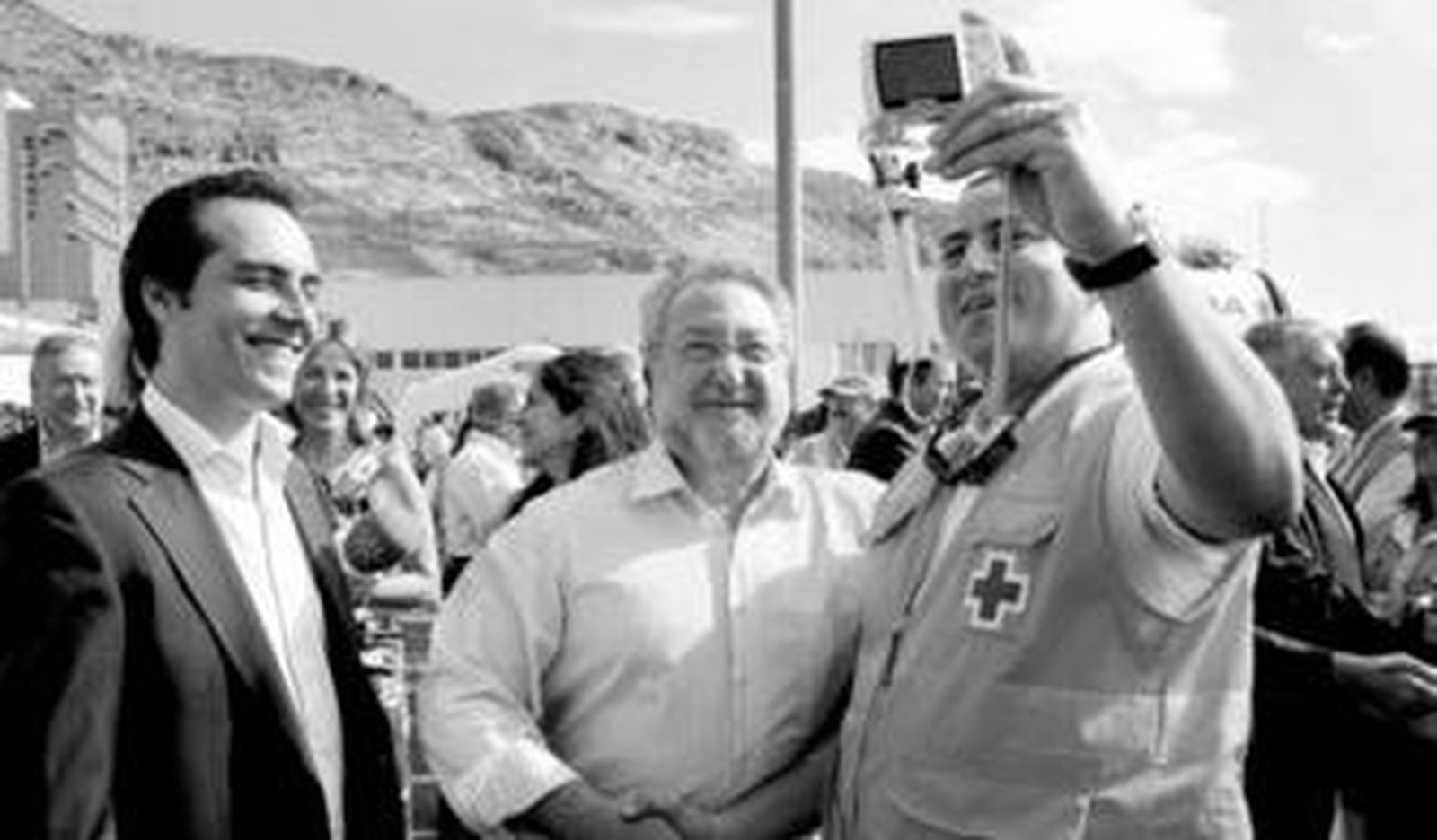 El coordinador provincial de Cruz Roja, el Ministro de Sanidad y uno de los voluntarios se fotografían a si mismos.