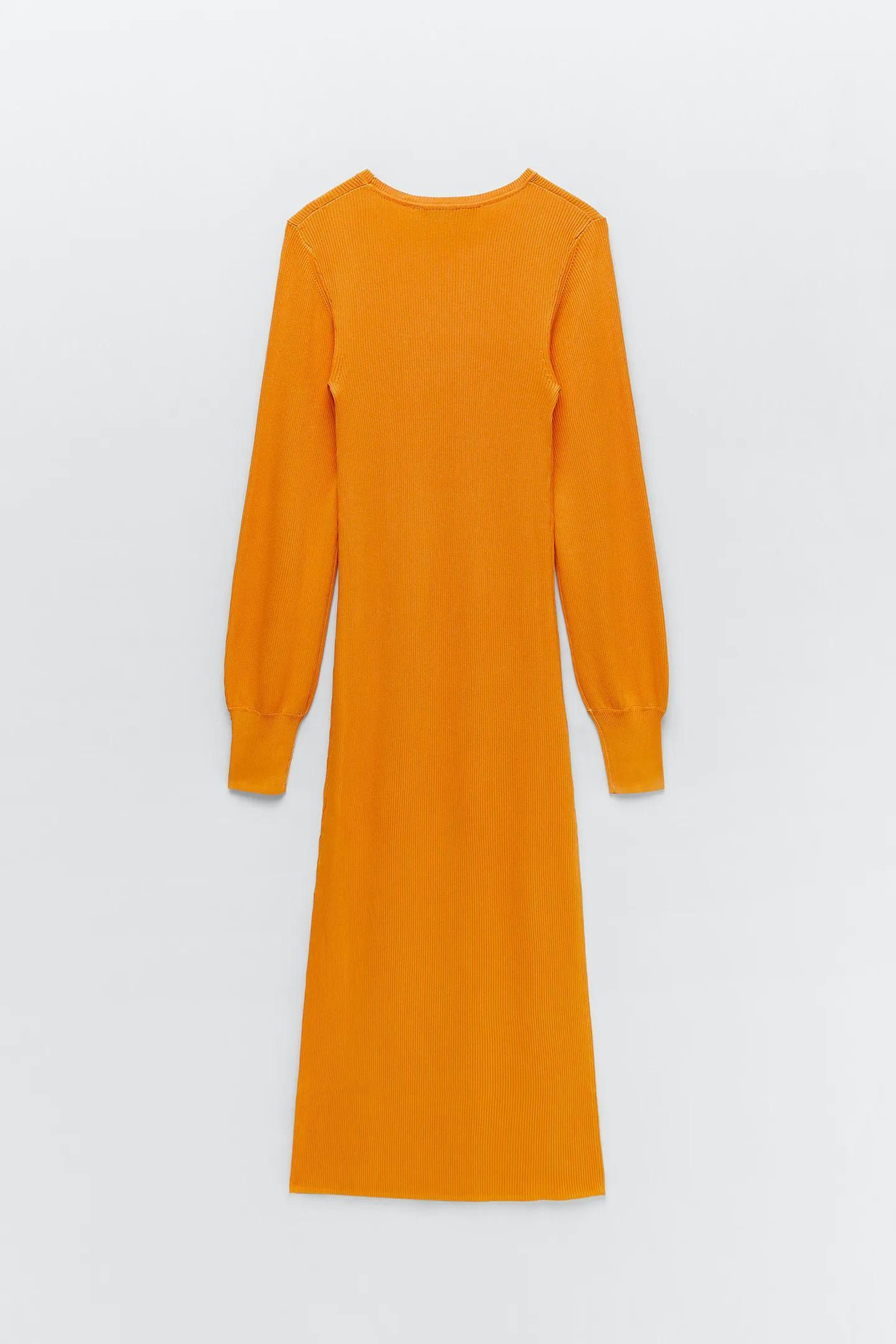 El vestido naranja de punto de Zara.