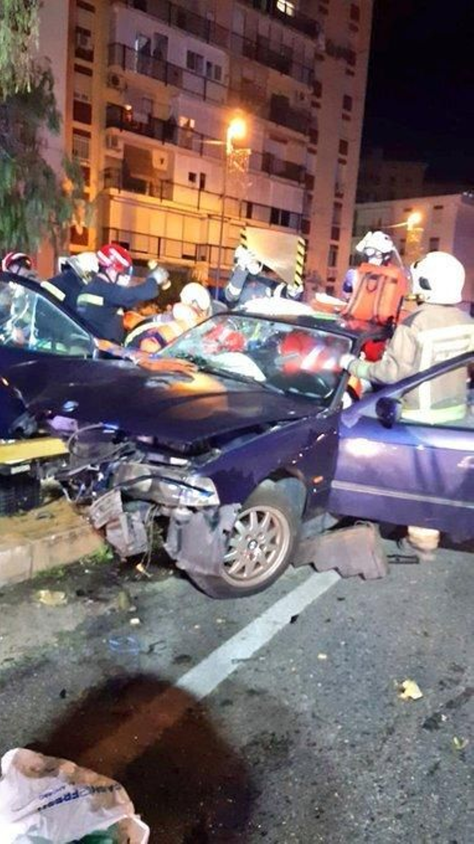 Los Bomberos trabajan en el vehículo. Los Bomberos trabajan en el vehículo.