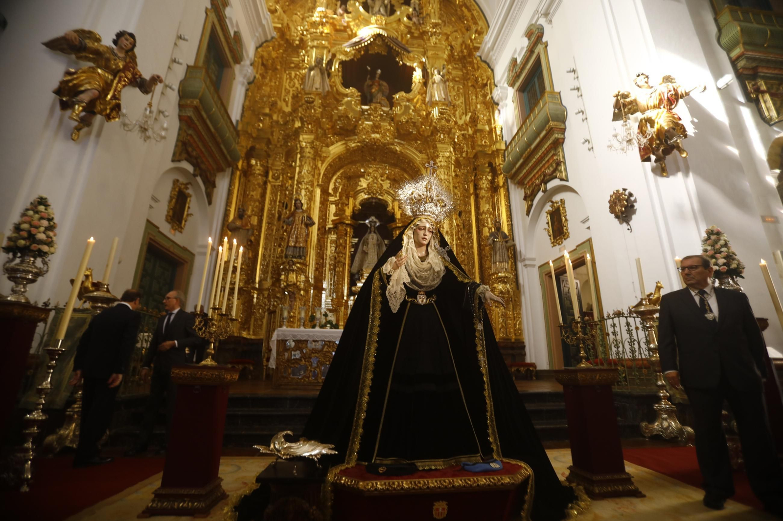 Las mejores fotos del besamanos de la Virgen de la Quinta Angustia de Córdoba