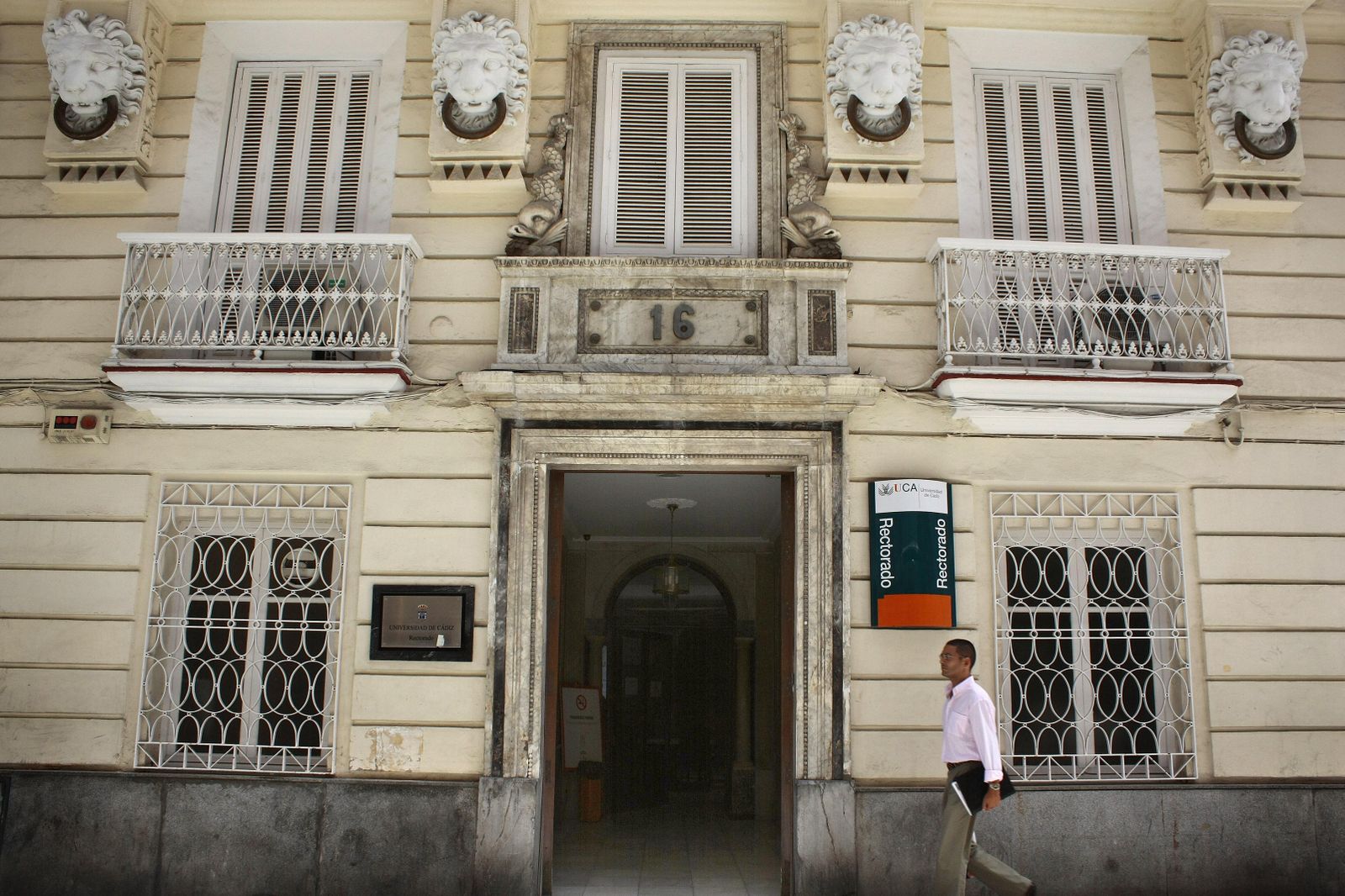 Fachada del Rectorado de la Universidad de Cádiz.