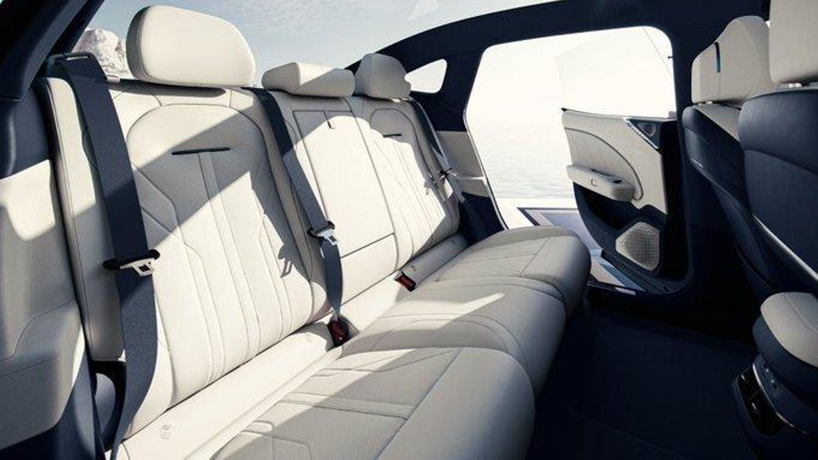 Entre los recursos llamativos en la carrocería de este modelo están el techo de cristal o las puertas sin marco para las ventanillas.