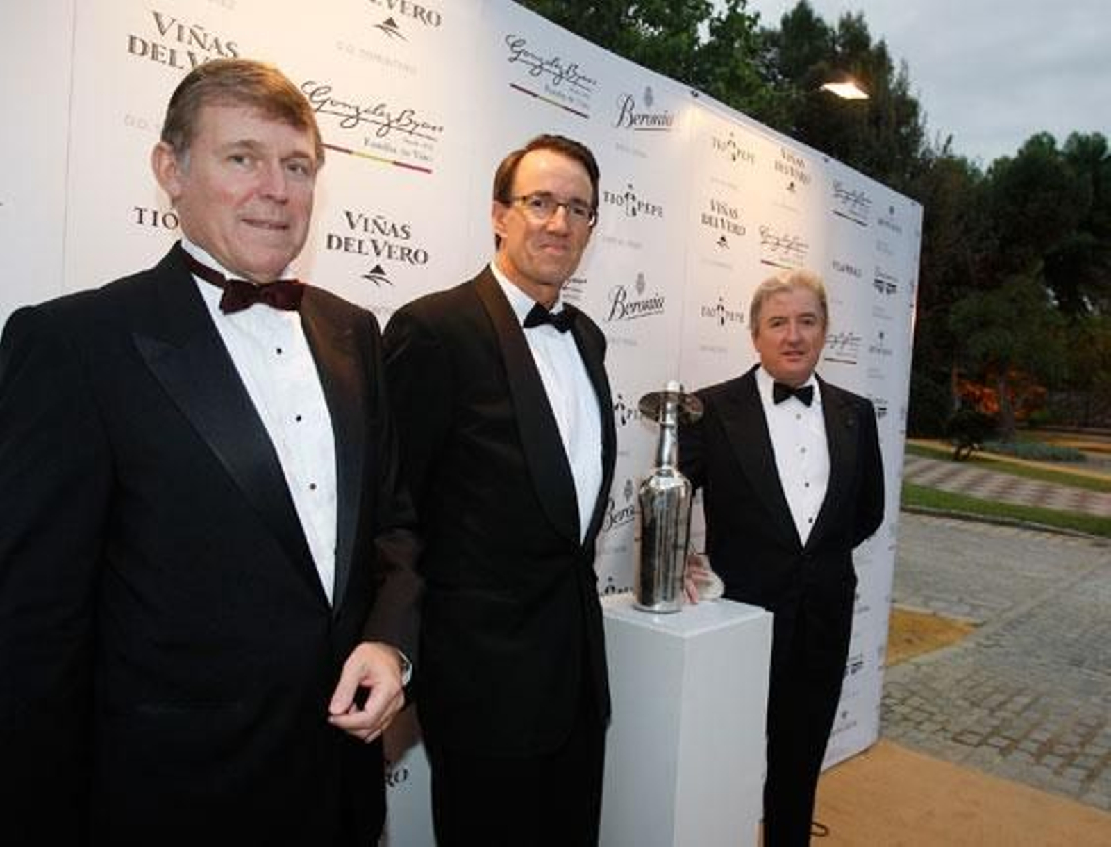 Jorge A. Grosse, Mauricio González-Gordon y Pedro Rebuelta, ante la figura del ‘Tío Pepe’ en plata.

Foto: Pascual