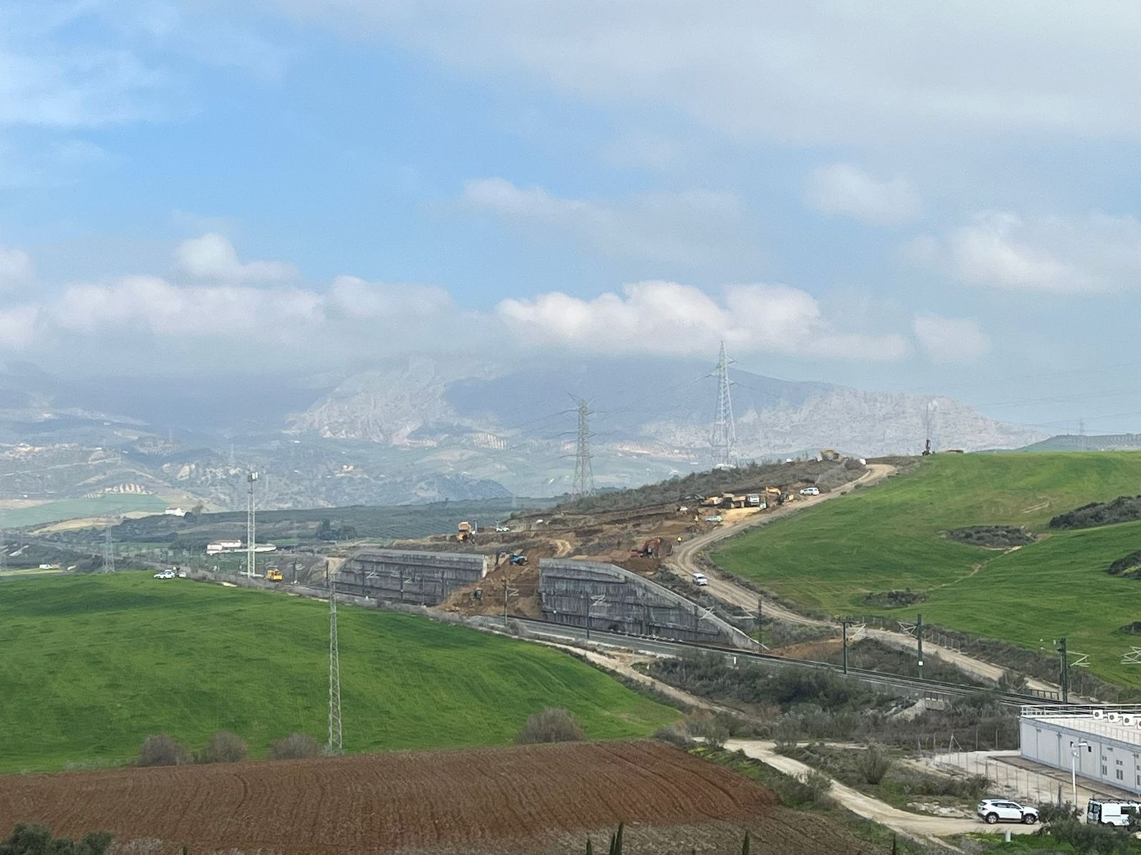 Estado del talud caído sobre las vías este jueves 26 de febrero.