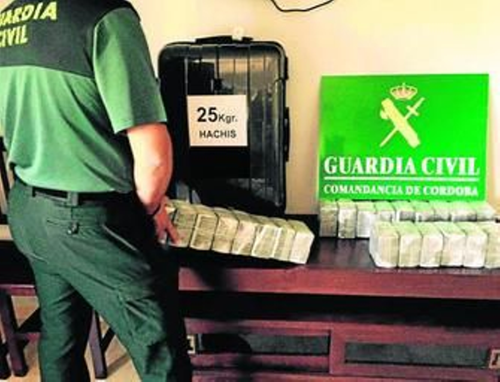 Un agente revisa las tabletas intervenidas.