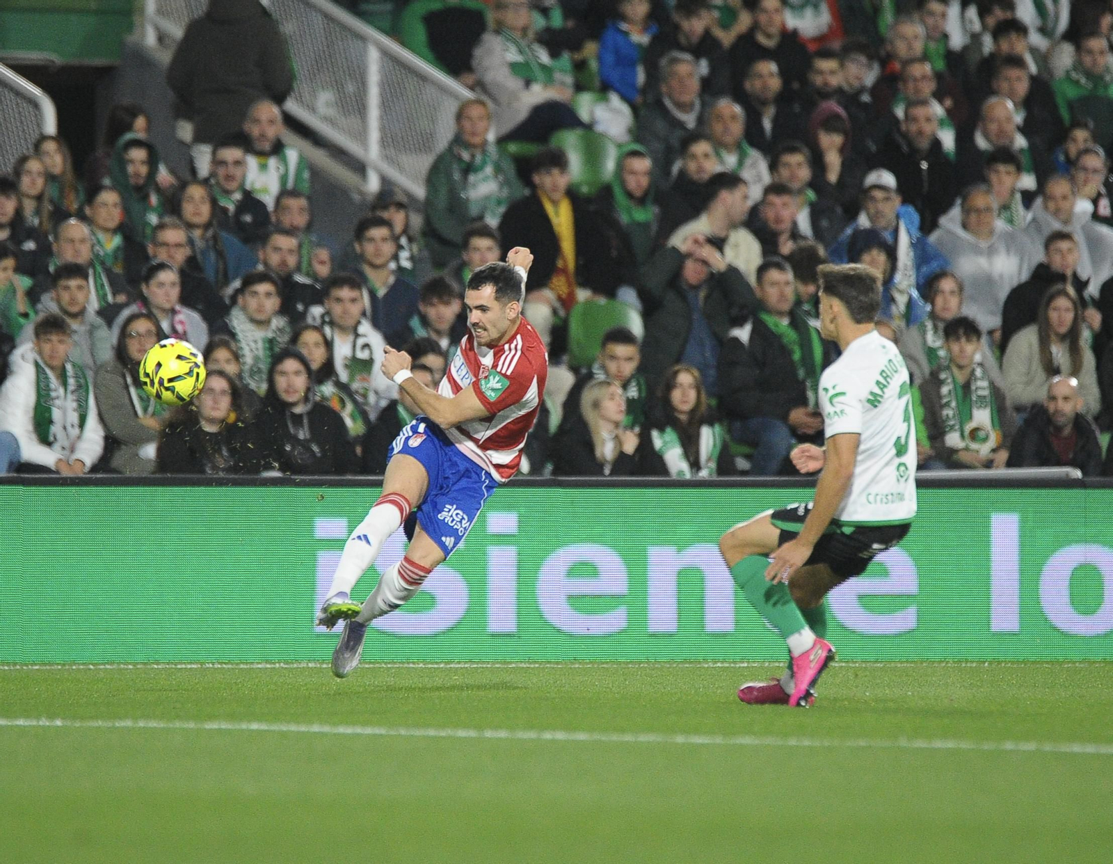 Álex Sola disparando a puerta.