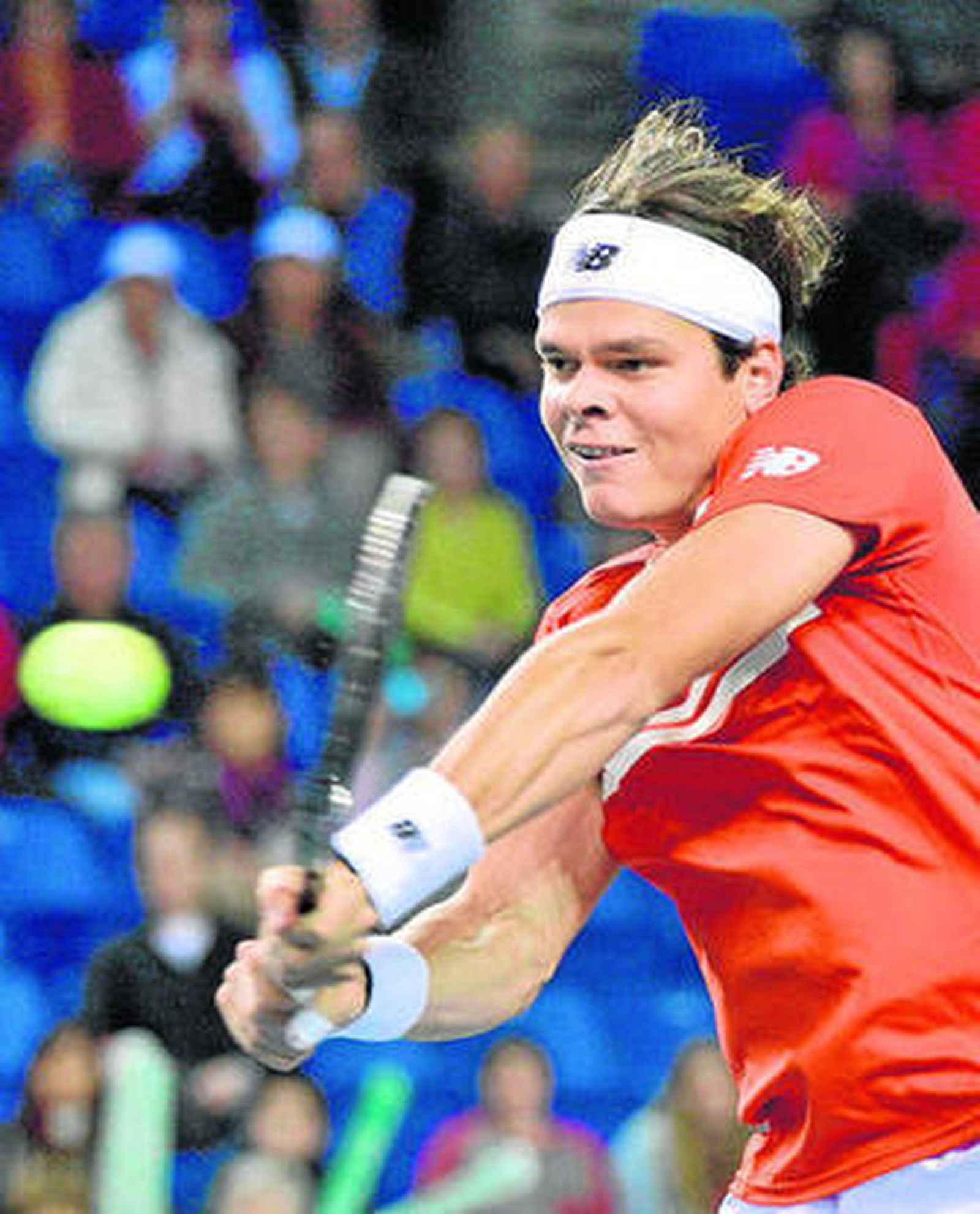 El canadiense Raonic golpea de revés en su encuentro con Ramos.