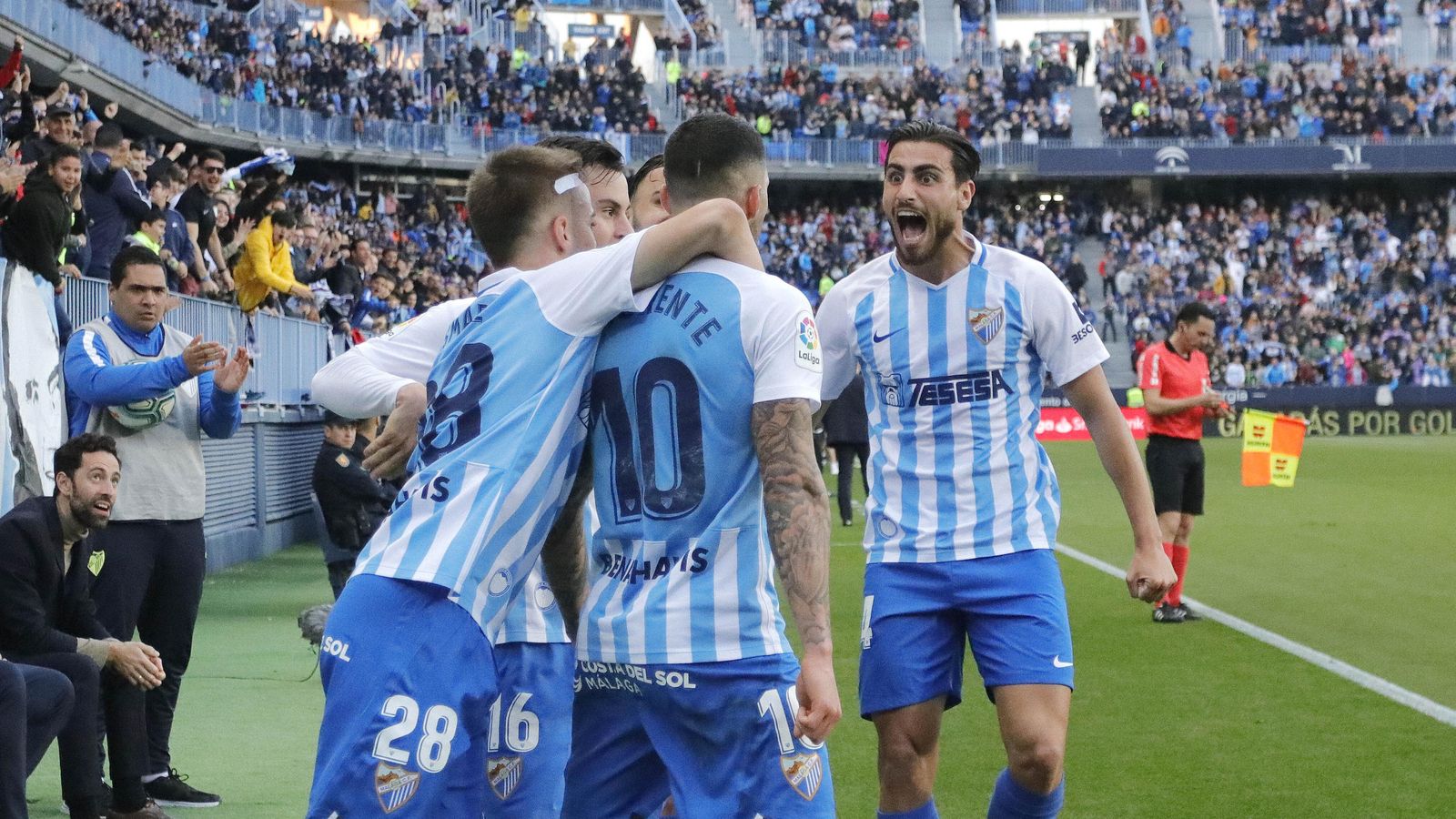 Luis Muñoz, Tete Morente y compañía celebran un gol en La Rosaleda.