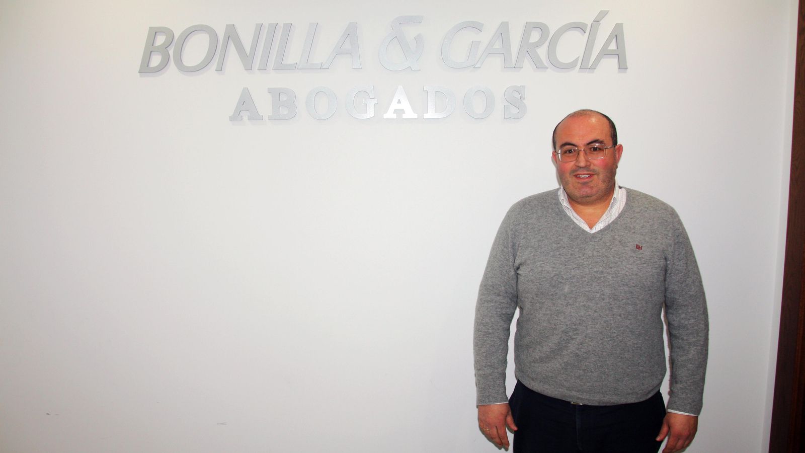 Entrada a su despacho profesional, que comparte junto a su mujer.