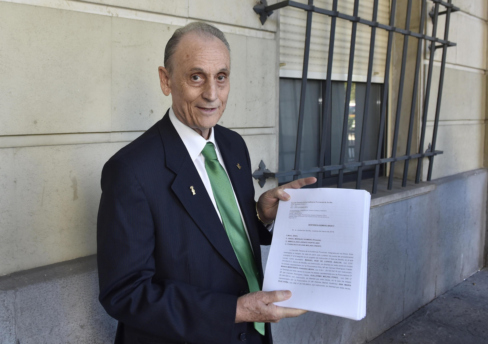 Lopera muestra la sentencia absolutoria.