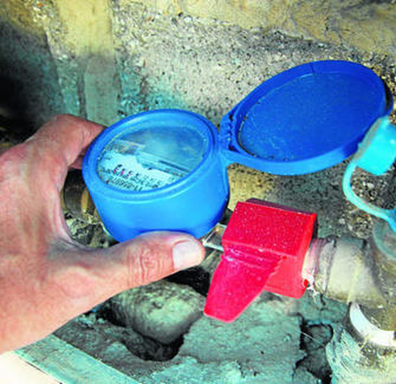 Apemsa está renovando los antiguos contadores por otros digitales.