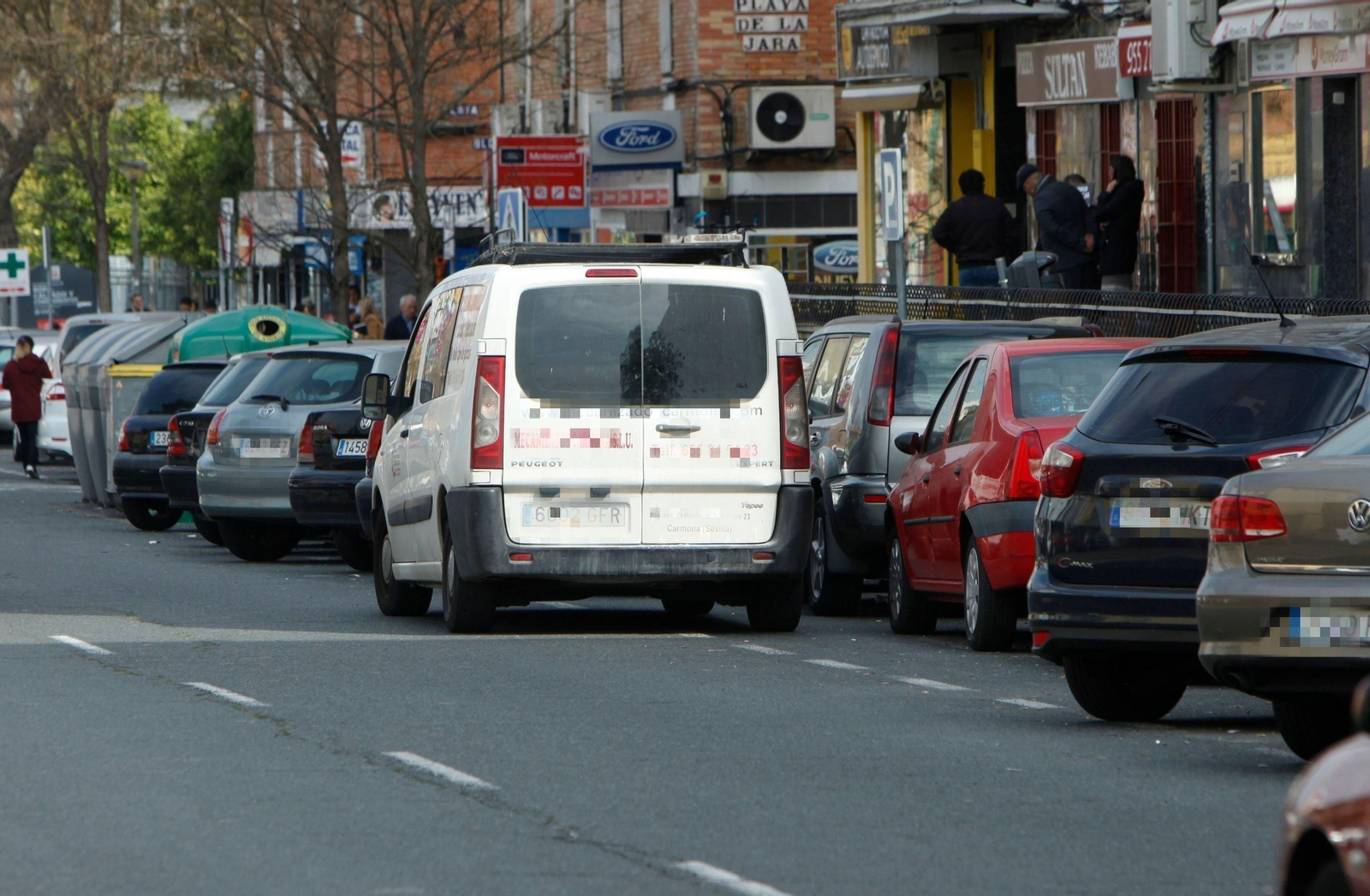 El 'efecto frontera' de la zona azul hace que zonas como la Macarena sufran la saturación de coches cuyos conductores buscan un lugar donde aparcar sin pagar.