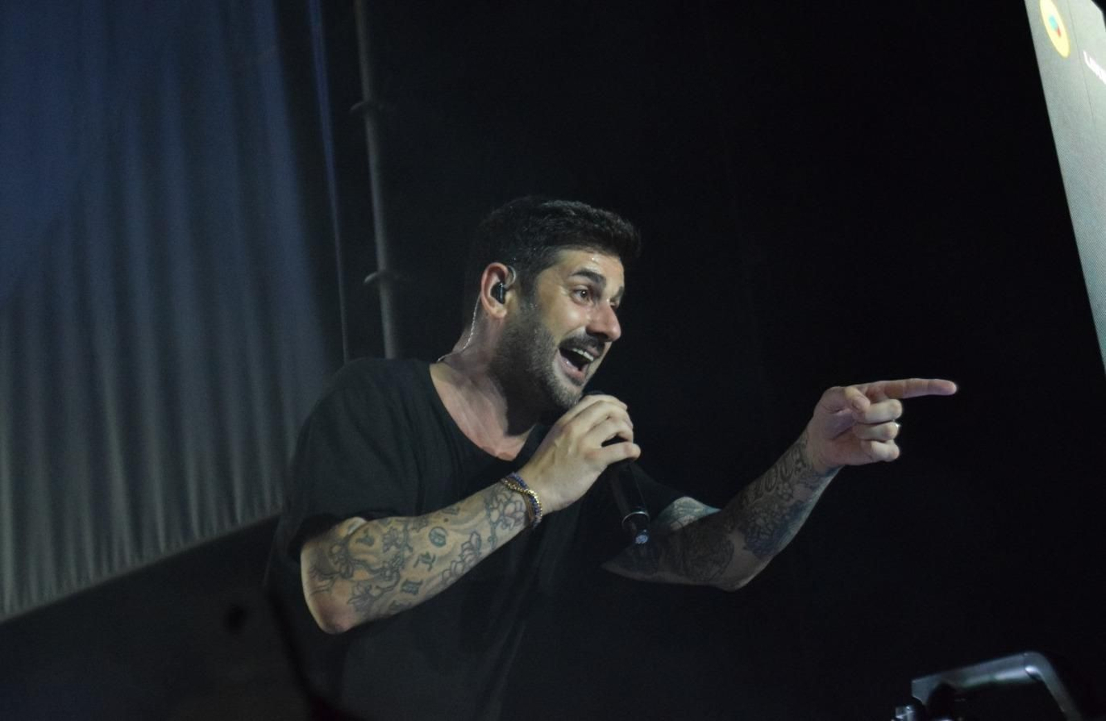 Melendi durante un concierto de Cabaret Festival.