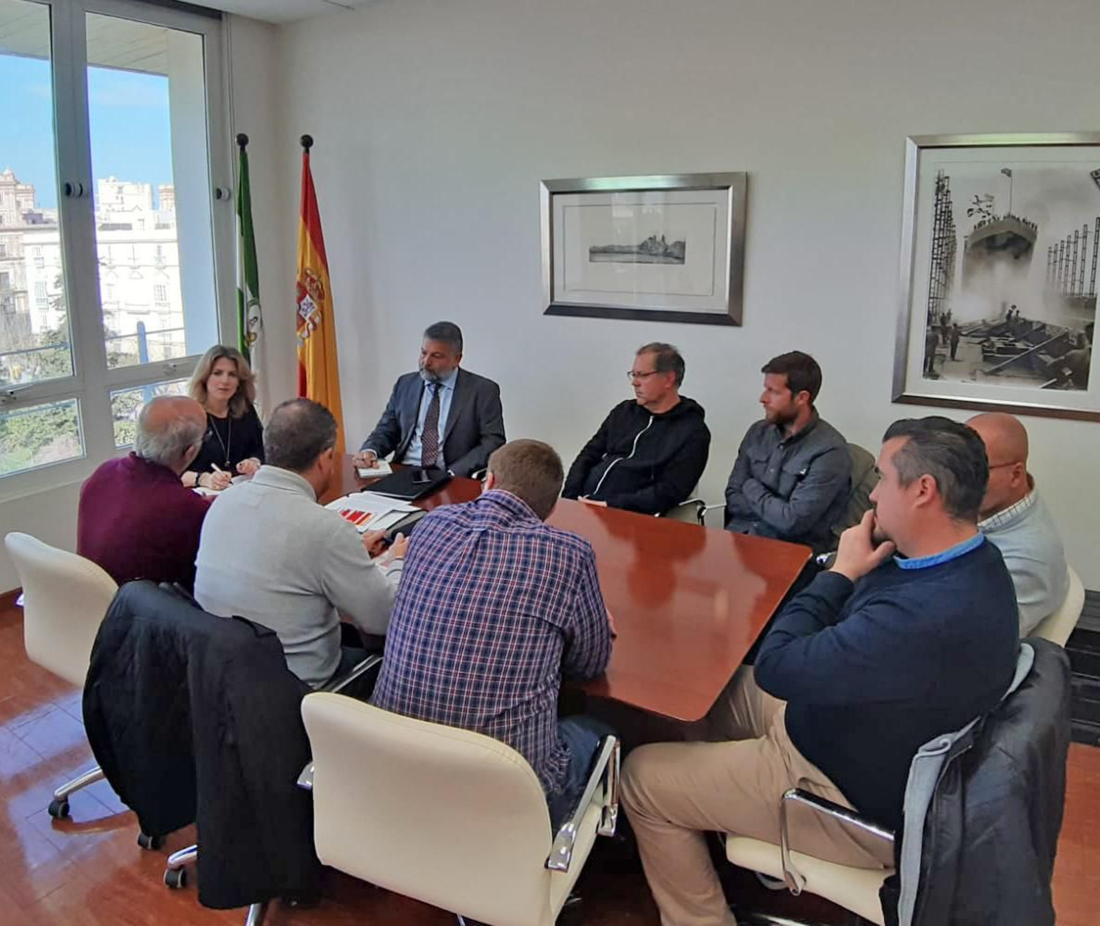 Mestre con representantes del comité durante la reunión.