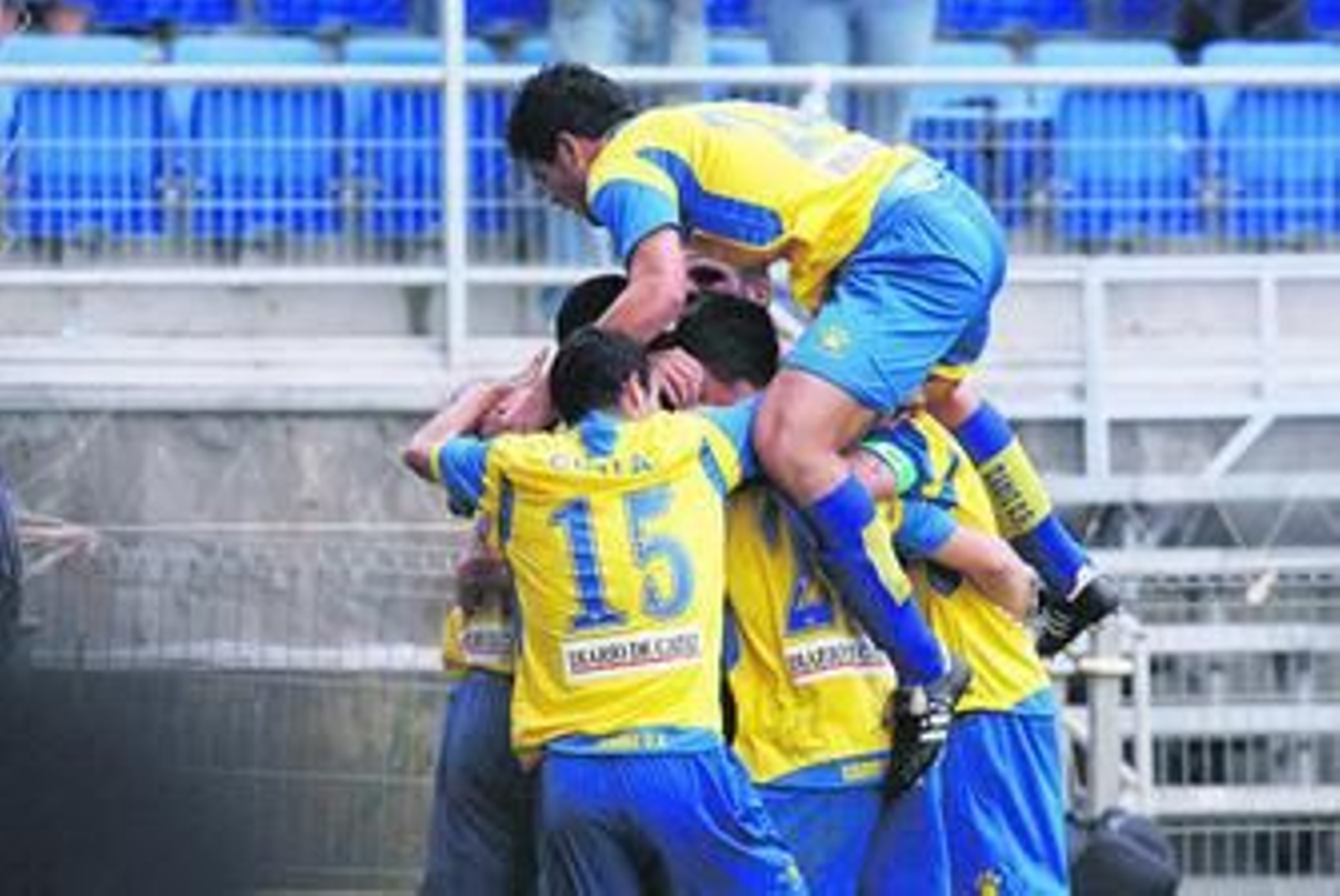 Los jugadores gaditanos celebran el tanto de la victoria.