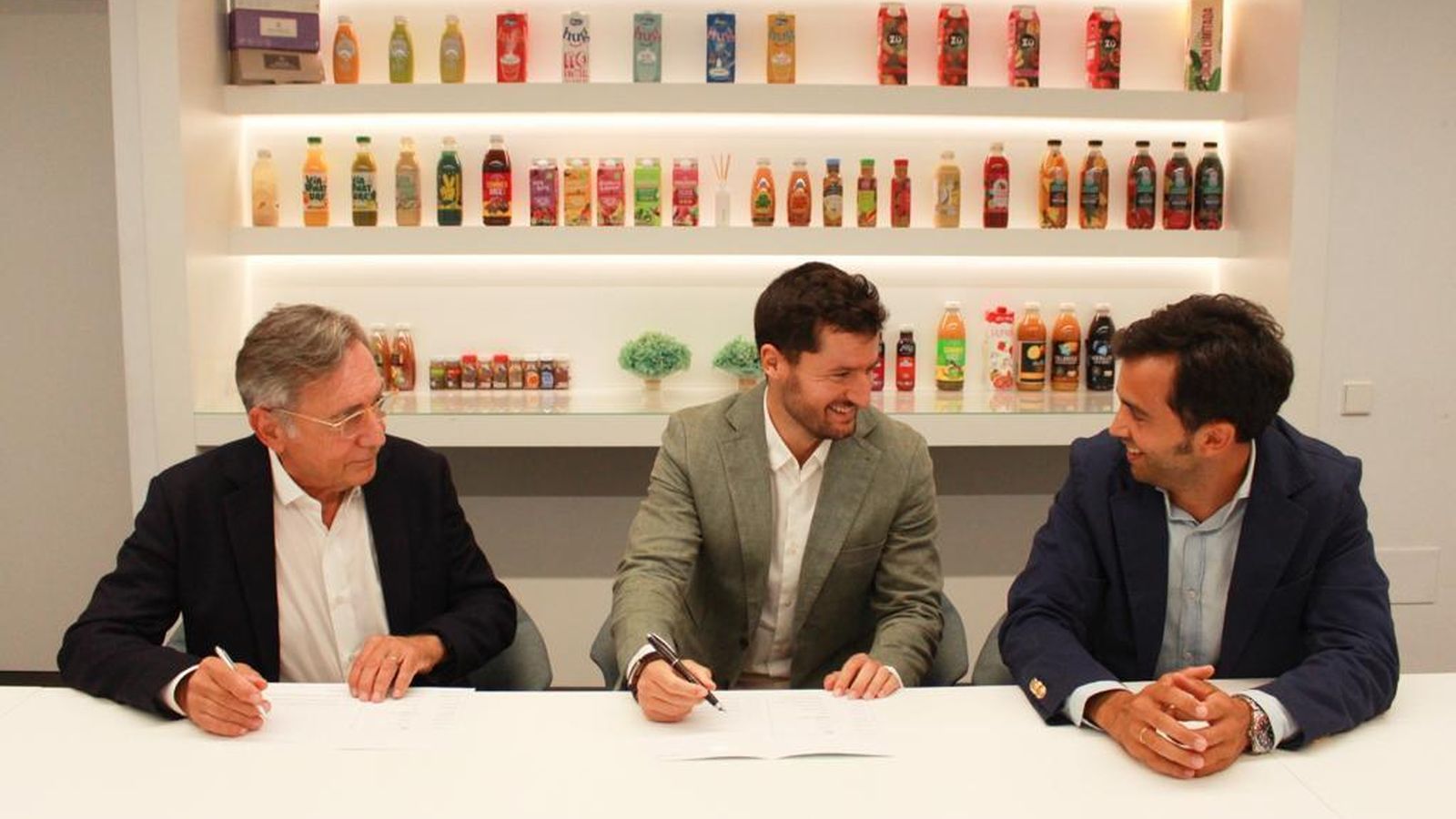 Antonio Muñoz Beraza, CEO de AMC Global con Raúl de Frutos y Fernando Martín, primeros directivos de Víver Kombucha.