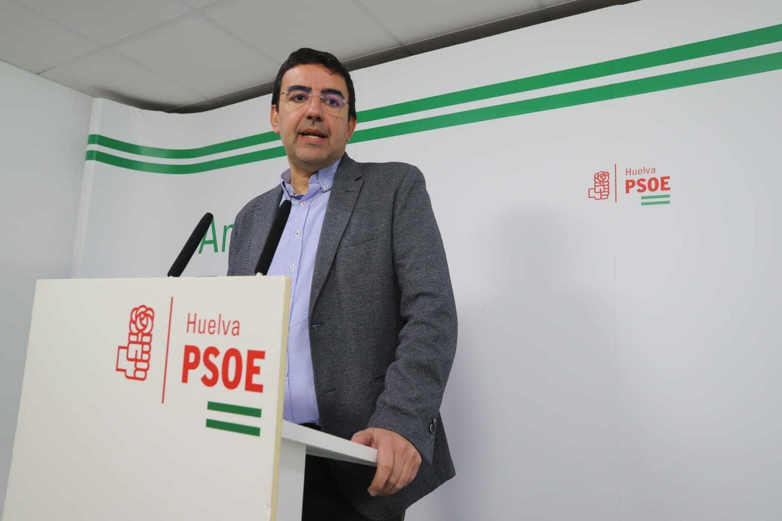 El parlamentario socialista Mario Jiménez, ayer, en la sede del PSOE.