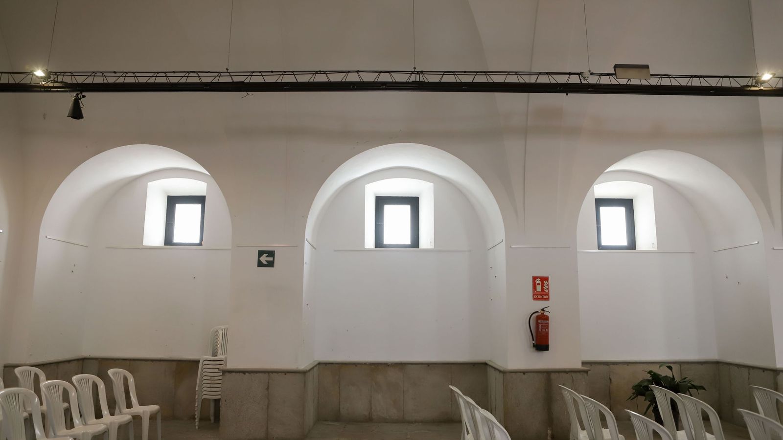 Contrafuertes laterales e interiores, abovedados y con lunetos, adosados a la amplia bóveda de cañón longitudinal.