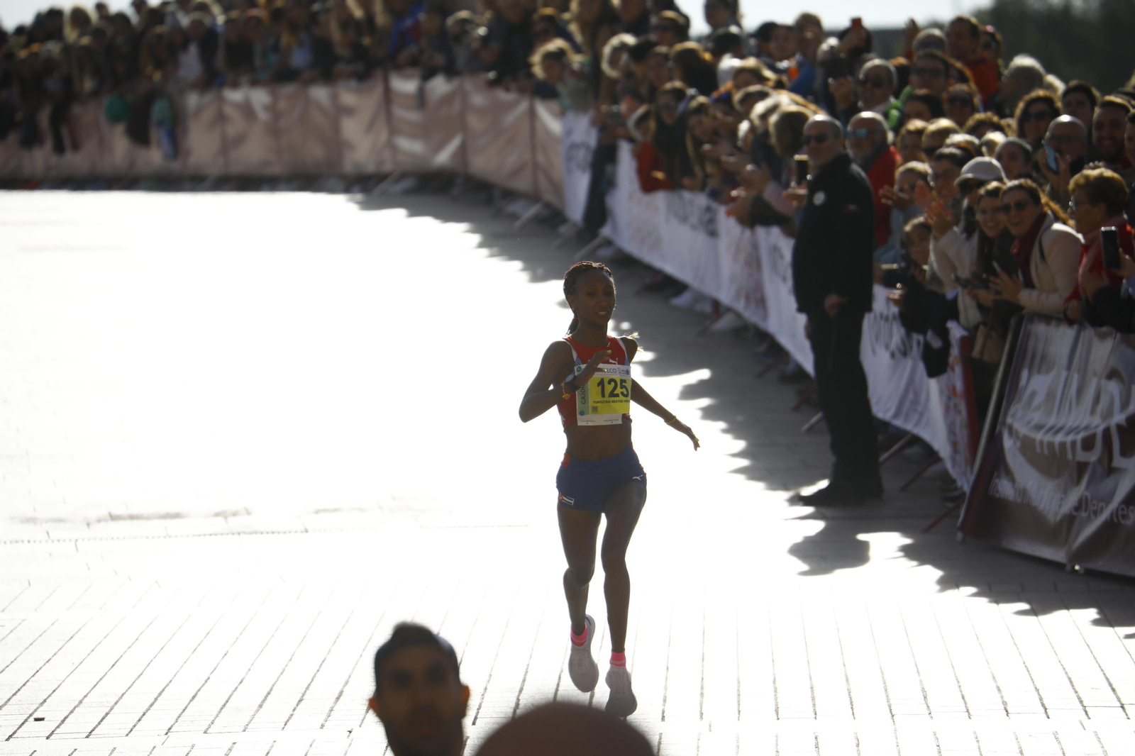 La gloria de cruzar la Puerta del Puente: imágenes de la meta de la 36 Media Maratón de Córdoba