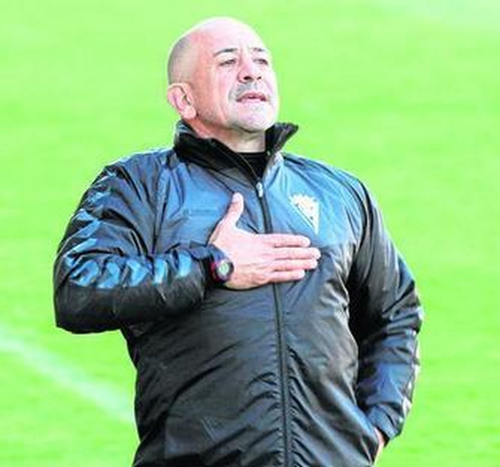 Claudio Barragán da indicaciones ayer desde la banda.