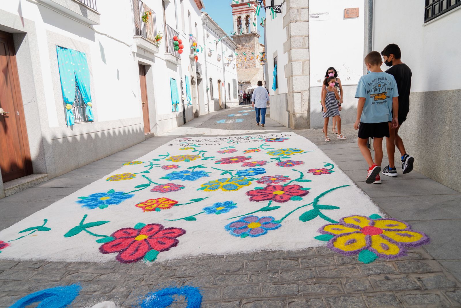 Las alfombras de Dos Torres por San Roque, en imágenes.