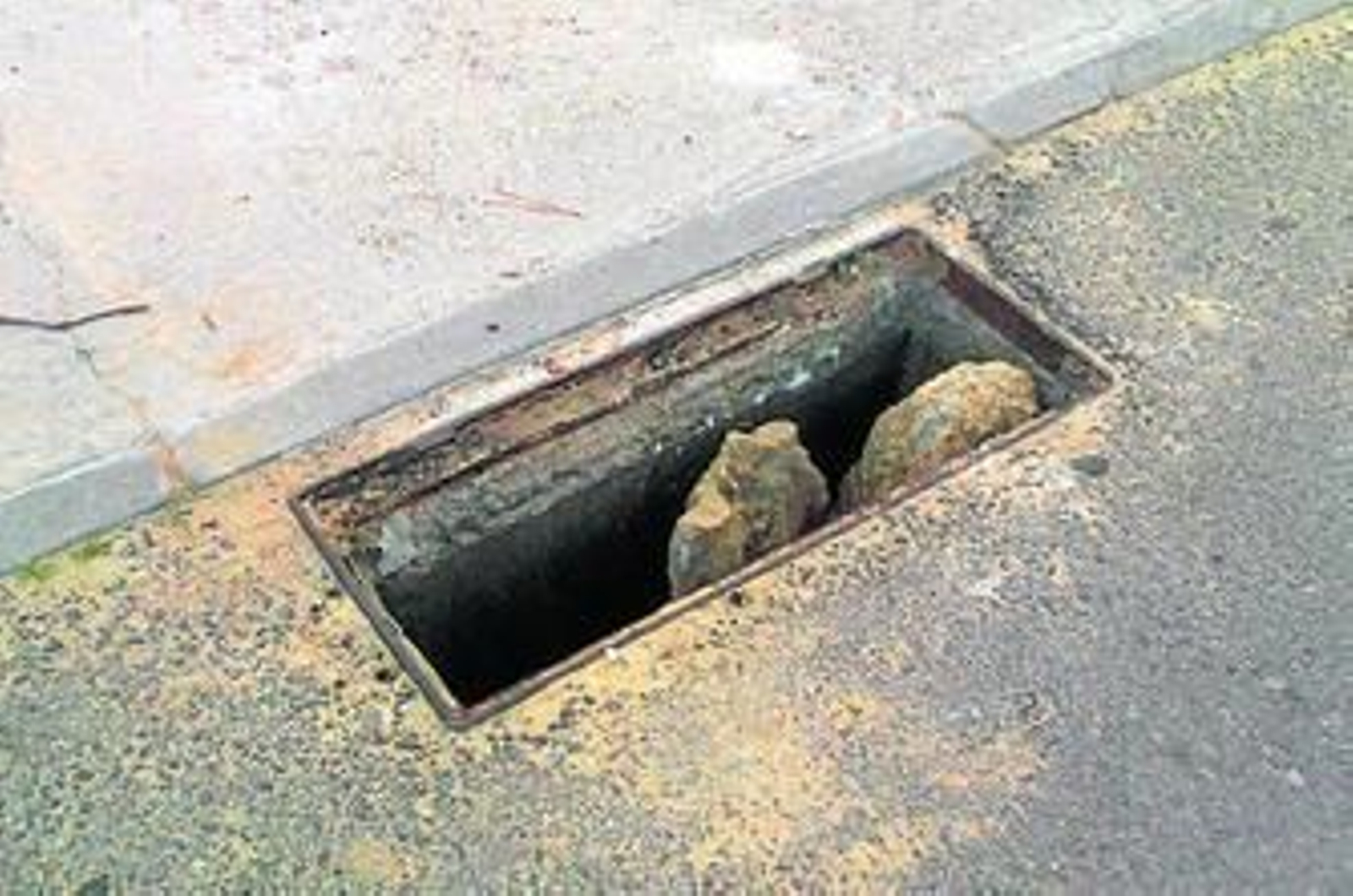 Imagen cedida por los socialistas de una alcantarilla cubierta con piedras.