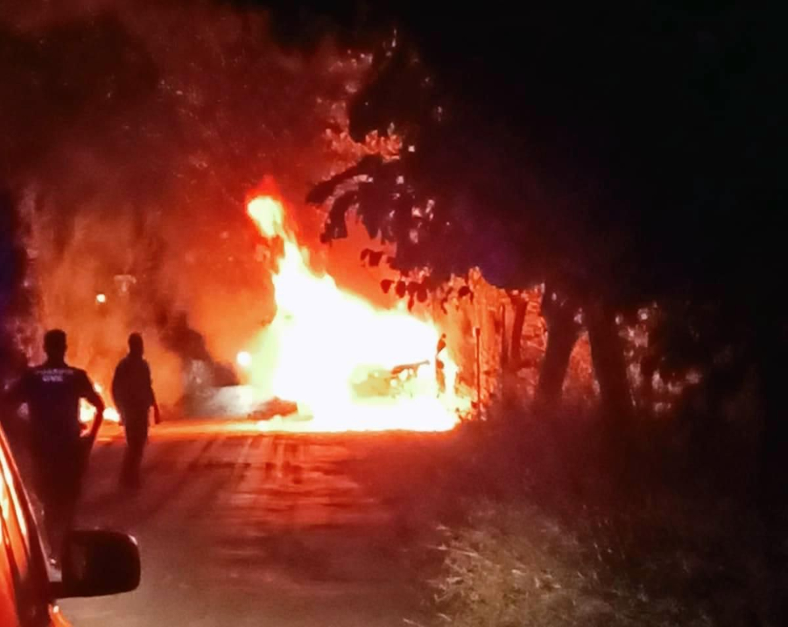 El vehículo fue abandonado envuelto en llamas en mitad de la vía verde