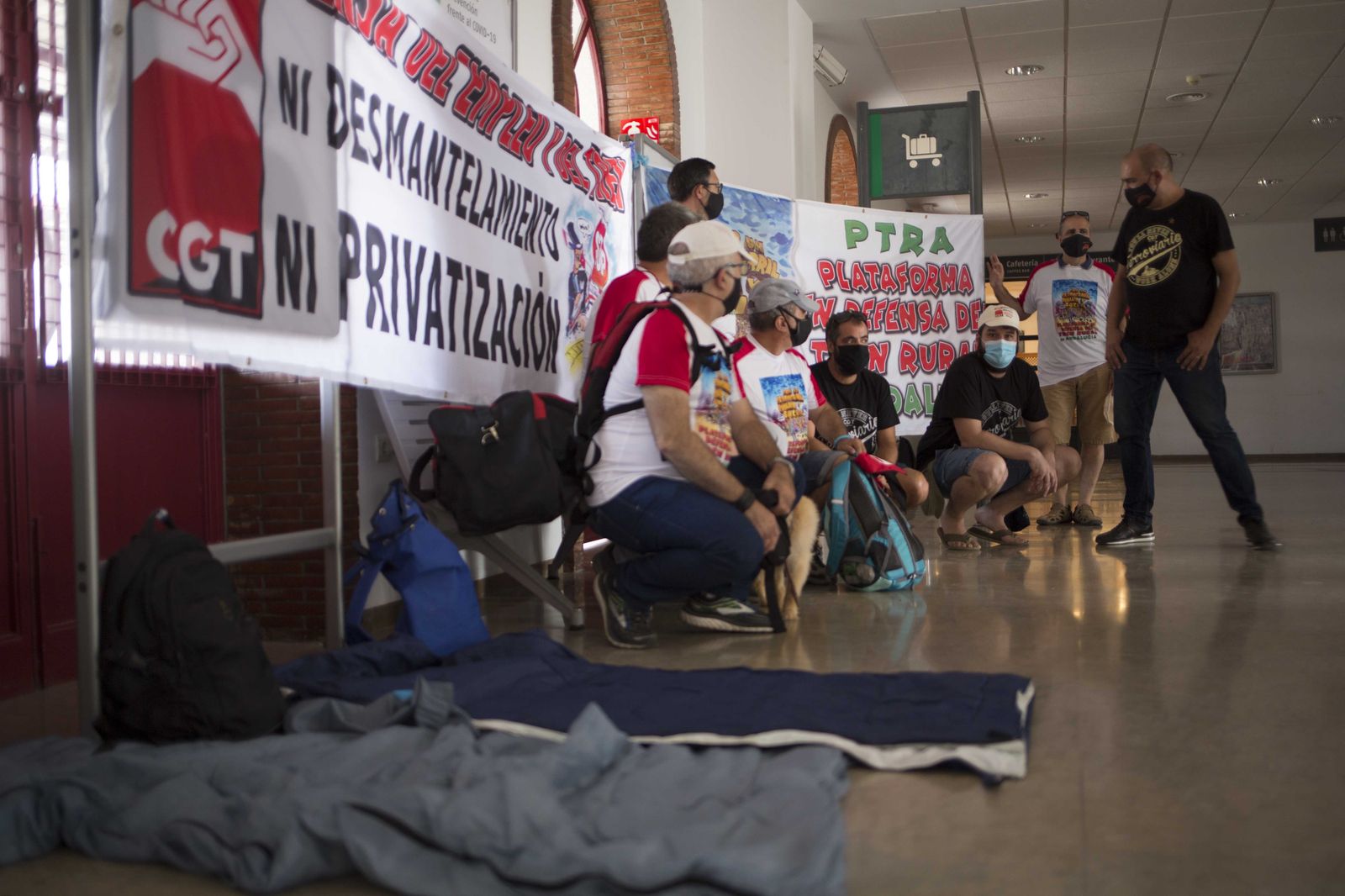 Parte de los participantes en el encierro en la estación de trenes de Ronda