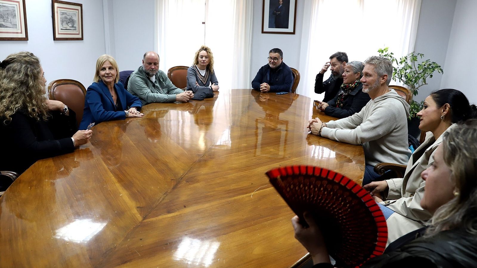 La alcaldesa de Jerez. María José García Pelayo, con de la asociación de empresas de productoras de audiovisual internacional que ruedan en España , Profilm.