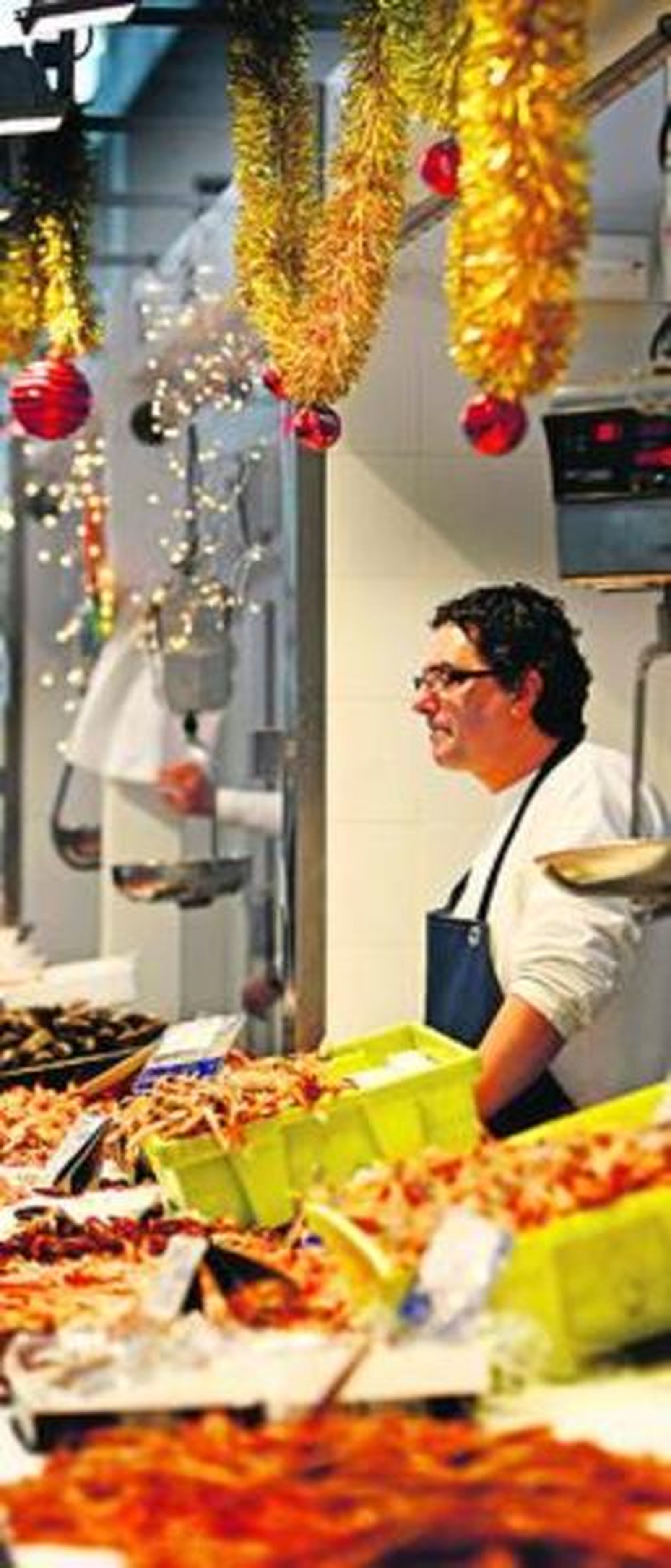 Un pescadero a la espera de clientes ayer en el Mercado Central.