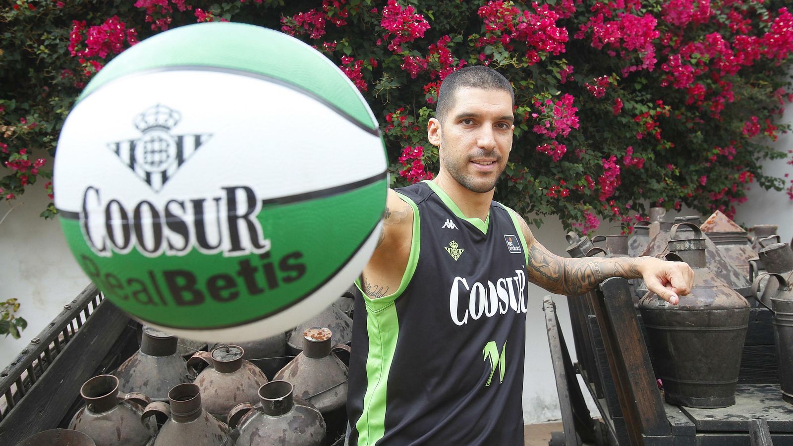 Nacho Martín muestra un balón del Betis con el símbolo del patrocinador Coosur.