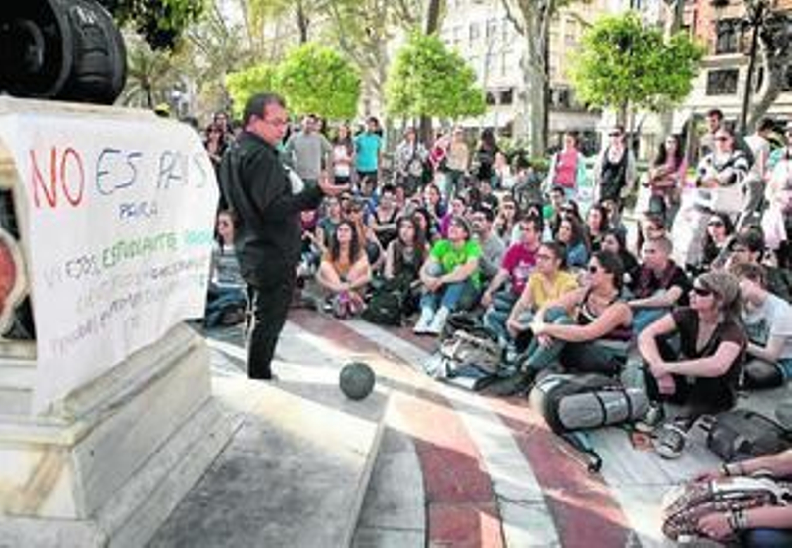 Una movilización de estudiantes de la UPO en la Plaza Nueva.