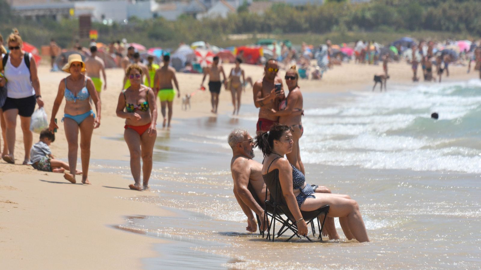 Día de sol y viento en la playa de Bolonia