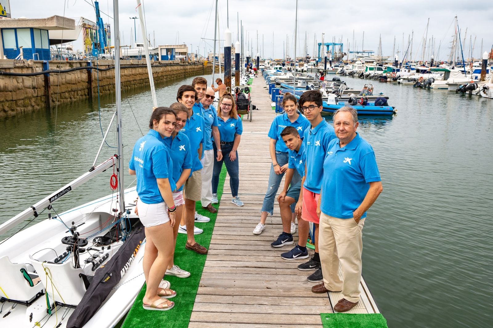 Los voluntarios posan durante una de las jornadas de la competición.