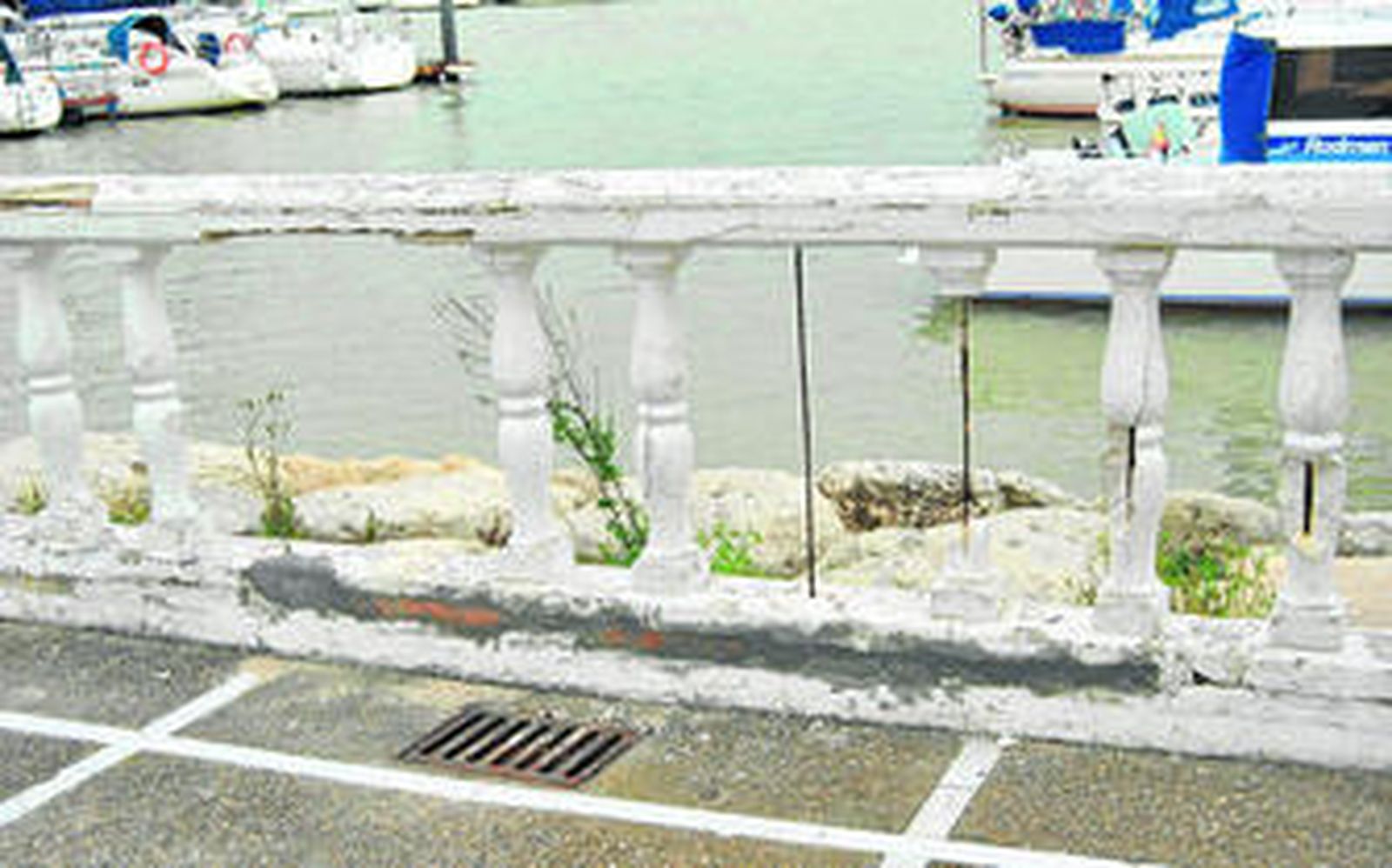 Este es el aspecto que presentan las balaustradas del Real Club Náutico, con la barandilla descarnada y en muy mal estado.