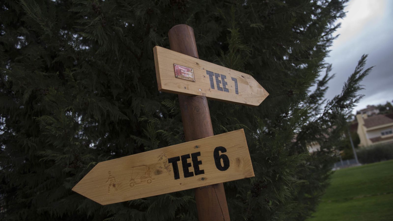 Entradas a los tees 6 y 7 del campo de Santa Clara