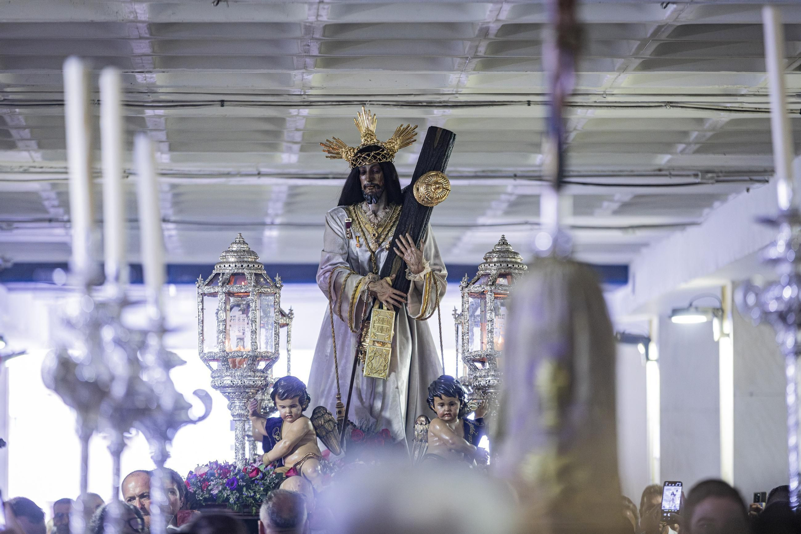 Las imágenes de la histórica visita del Nazareno de Santa María al hospital Puerta del Mar de Cádiz