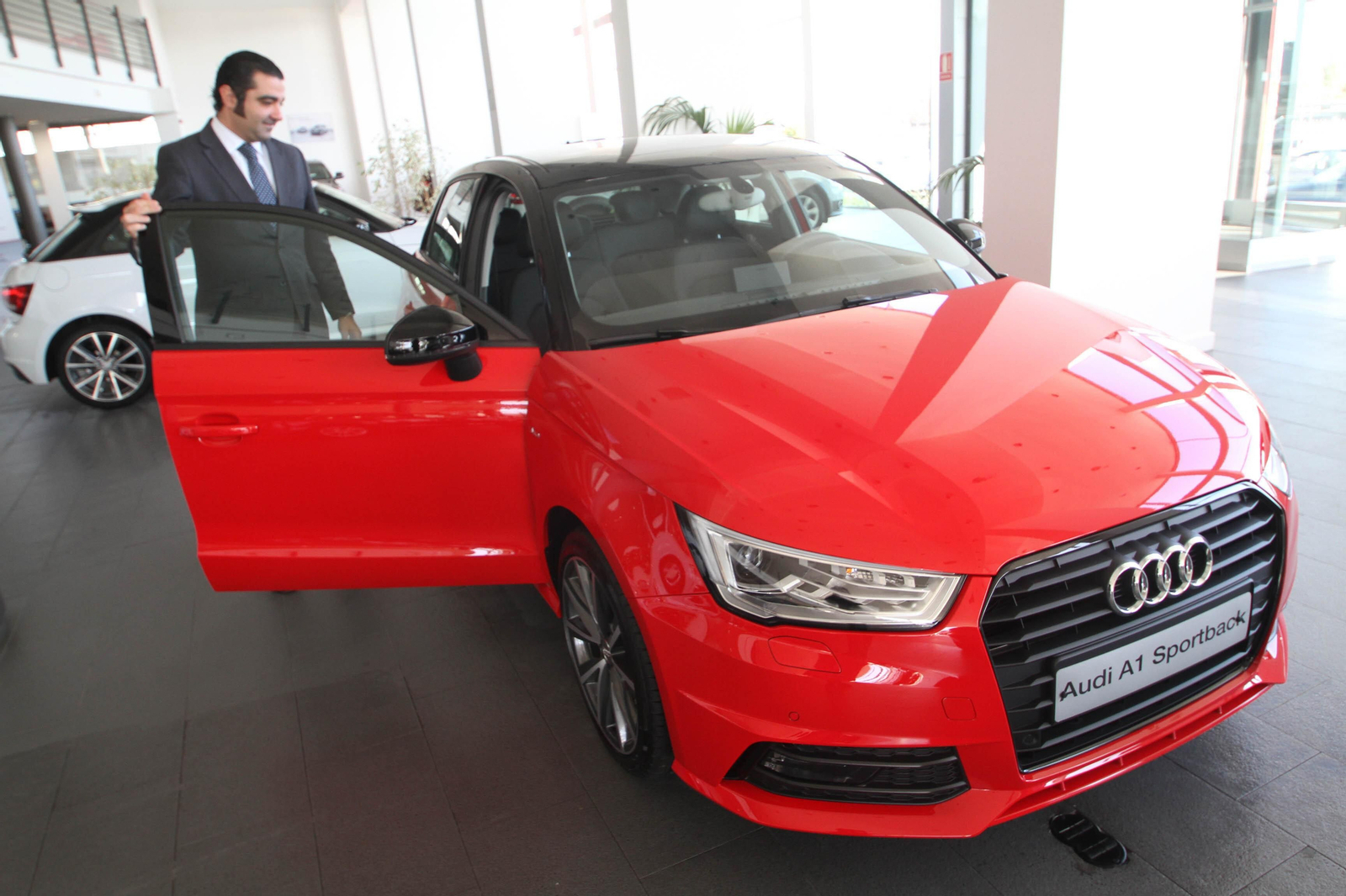 Imagen de archivo de un vehículo en un concesionario