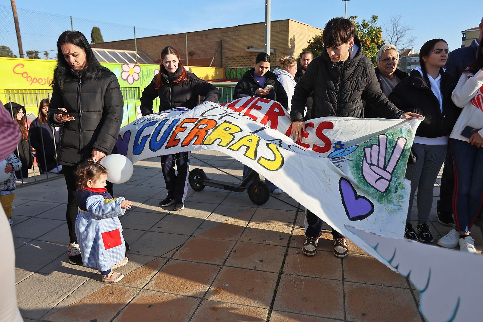 Imágenes del acto del Día a la No Violencia y la Paz del Colegio La Hispanidad