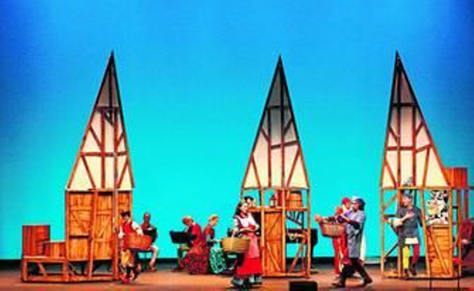 1. Una vista de la escenografía empleada por la compañía catalana la Baldufa, que se sirve del humor para adentrar a los más pequeños en el universo de la ópera.  2. El público escolar llenó ayer el patio de butacas del Teatro de la Maestranza.  3. Un instante de la representación de la ópera de Rossini 'Guillermo Tell'.