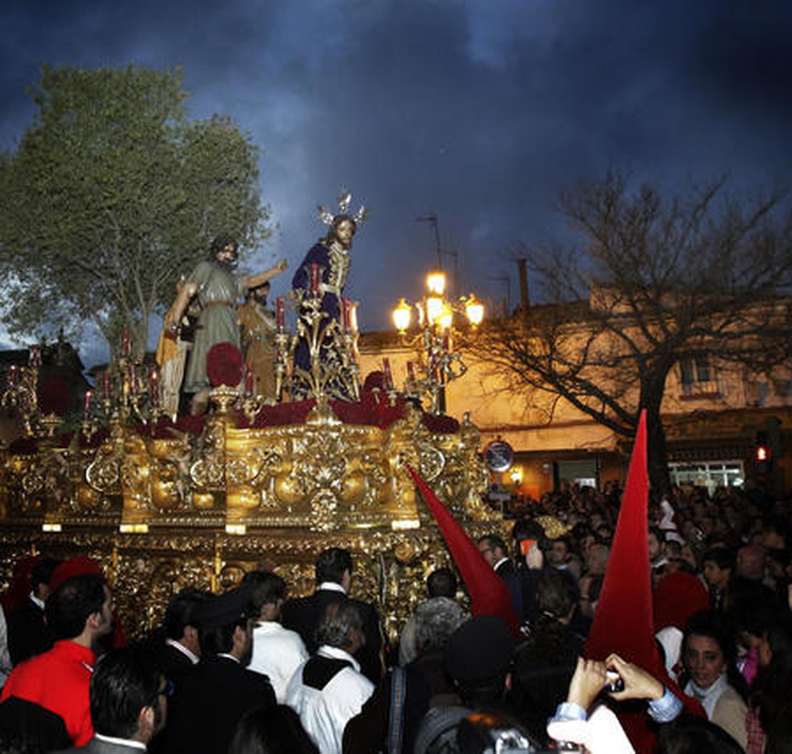 El paso de misterio de Nuestro Padre Jesús del Prendimiento, en pleno Arco de Santiago, tras su salida del asilo San José.   Foto: Miguel Angel Gonzalez
