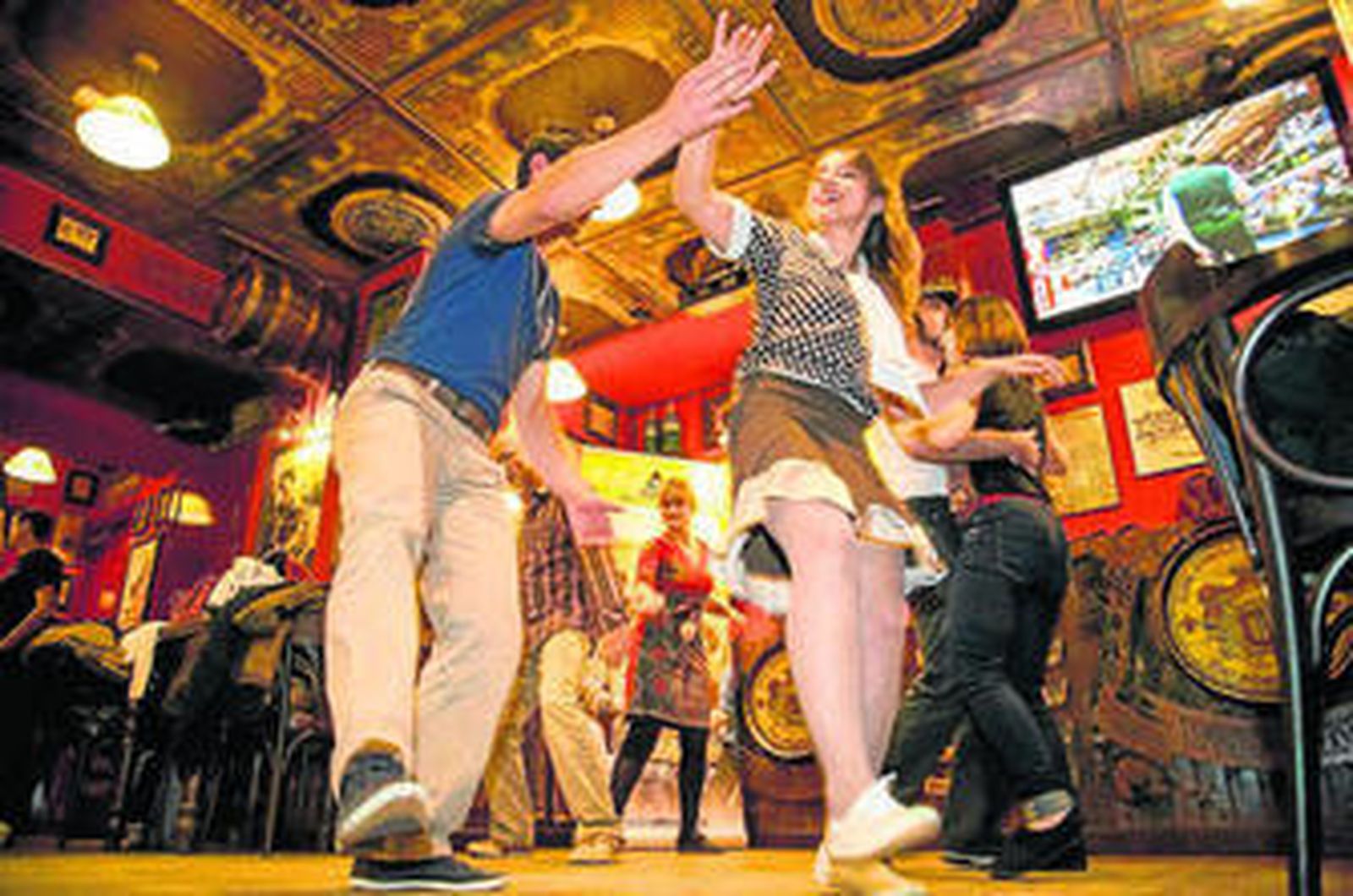 1. En Zaragoza se celebró una jornada piloto de este proyecto que quiere animar al público a acudir a los bares los primeros martes de cada mes.     2. Total 'look' de Lafibra, firma que desfila esta noche en La Traviesa.      3. Los Beer Runners sevillanos se reunirán en La Pulpería.