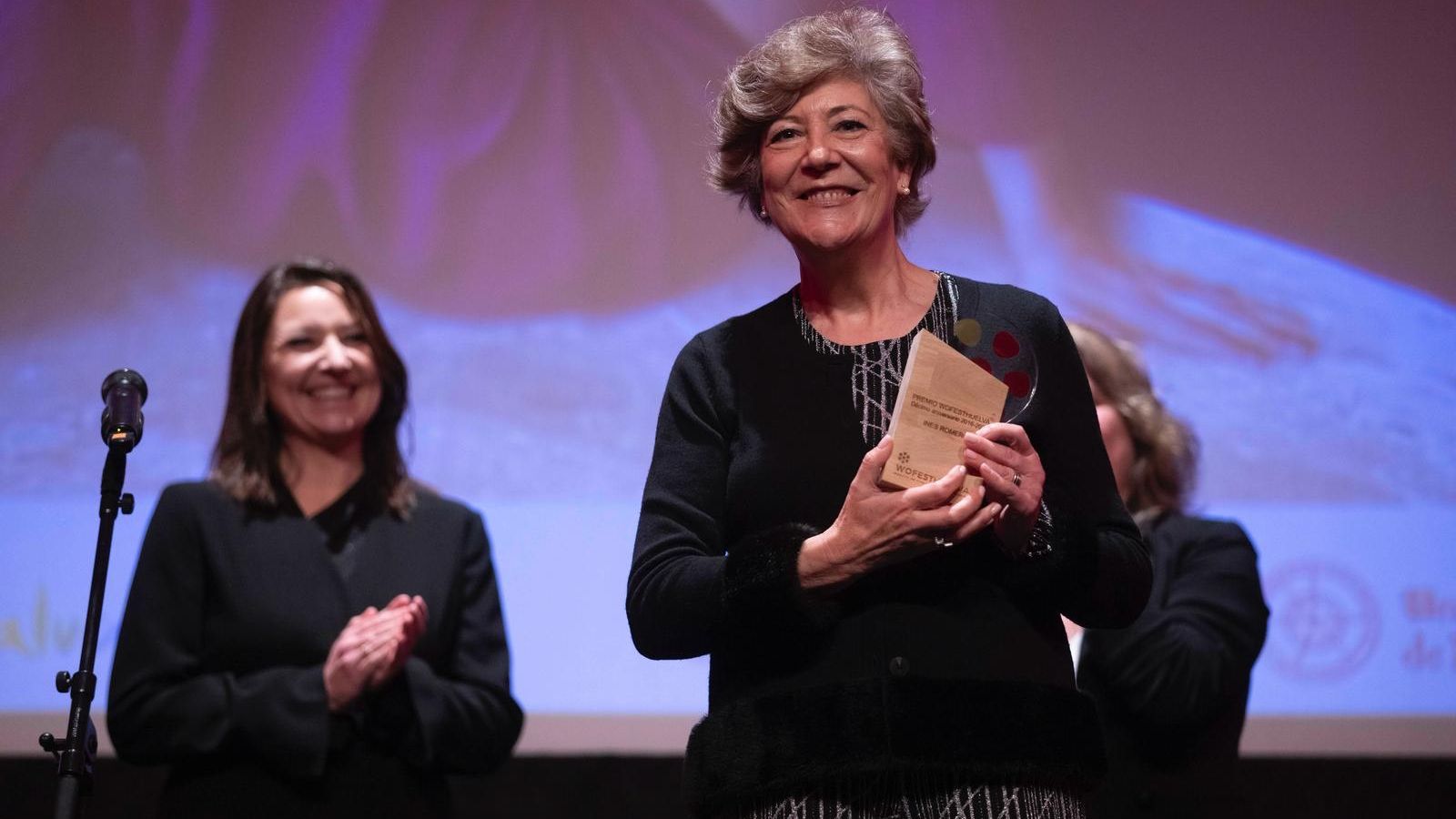 Inés Romero recibiendo el reconocimiento a su trabajo.