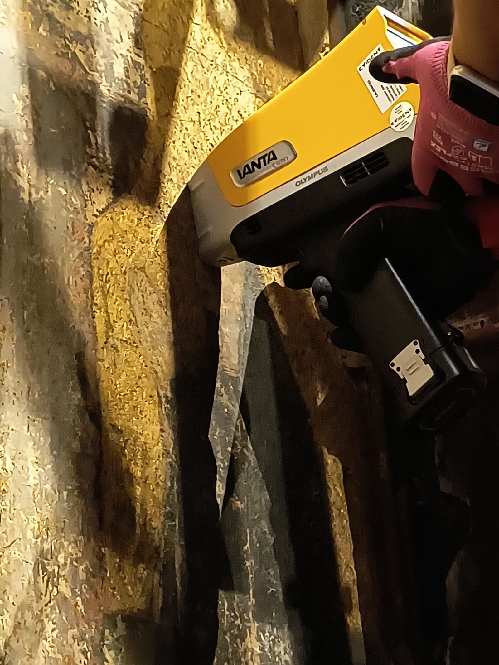 Análisis in situ con el equipo manual de fluorescencia de rayos X para las zonas de difícil acceso.