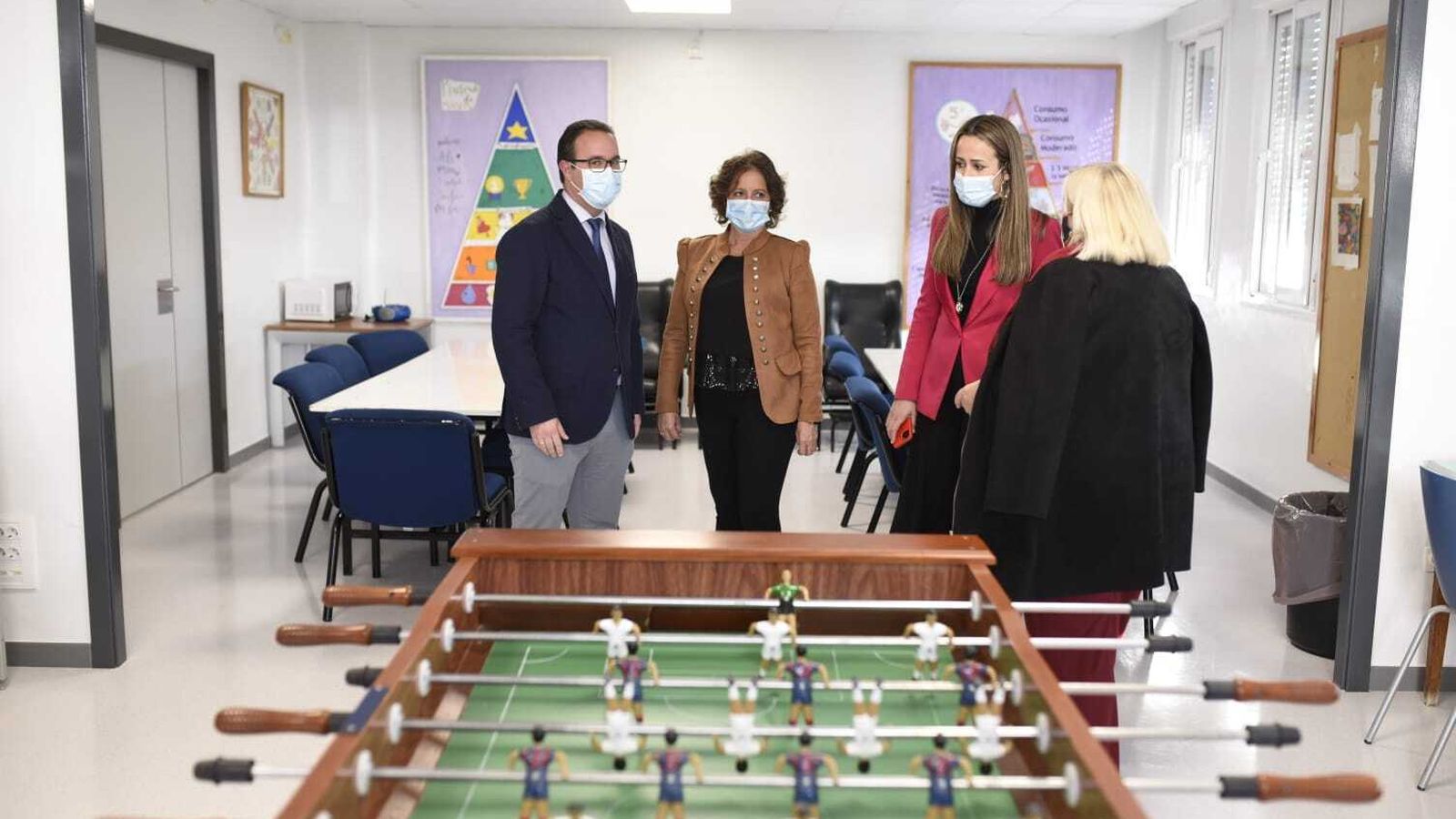 La consejera visita una sala lúdica en la Unidad.