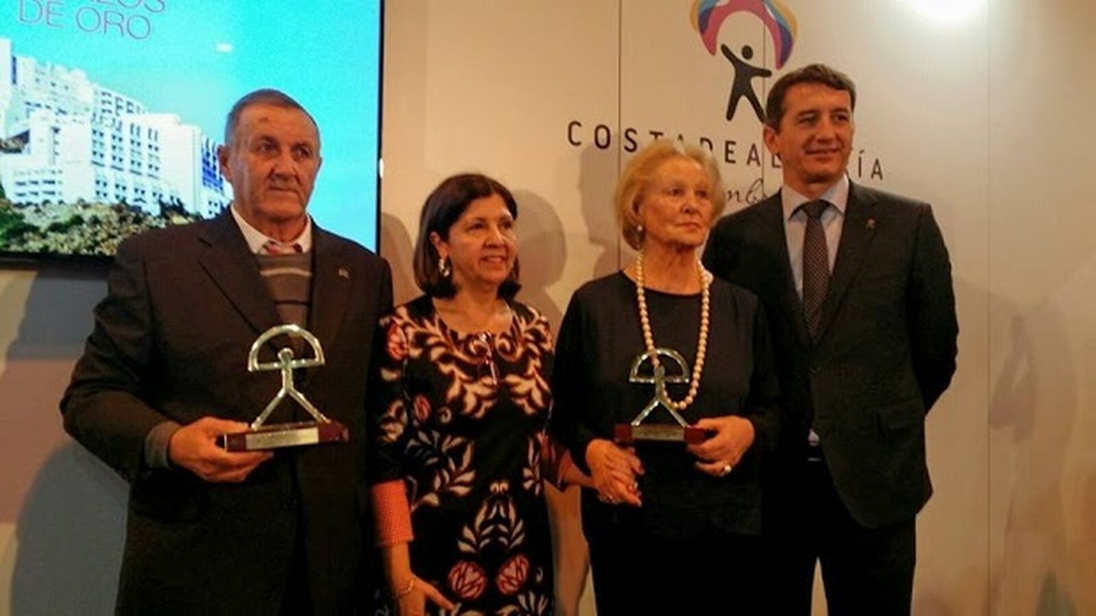 ENTREGA INDALO DE ORO EN FITUR A LA FAMILIA DEL ALCALDE JACINTO 2017
