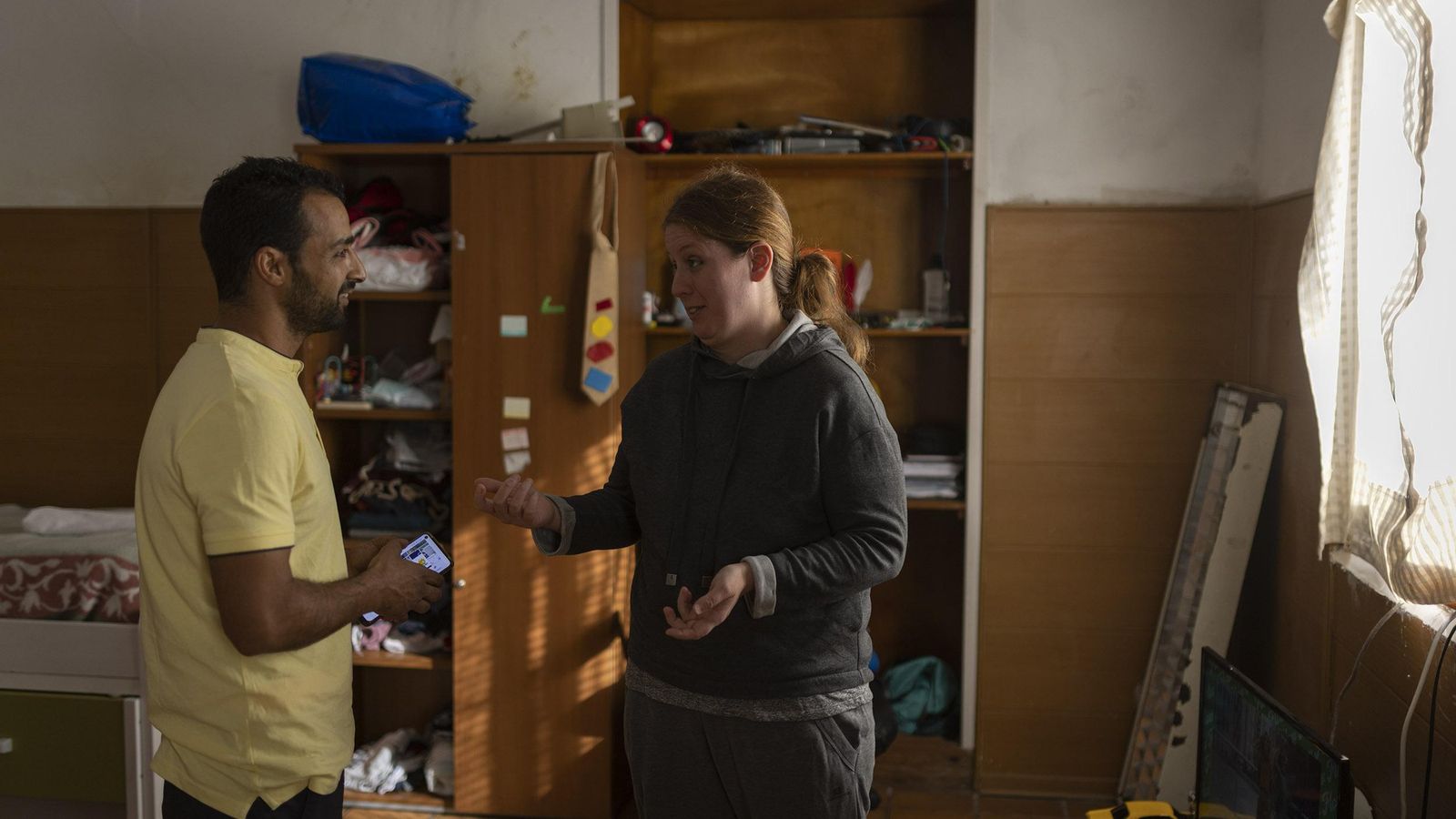 El matrimonio de guardas, en el aula en el que residen.