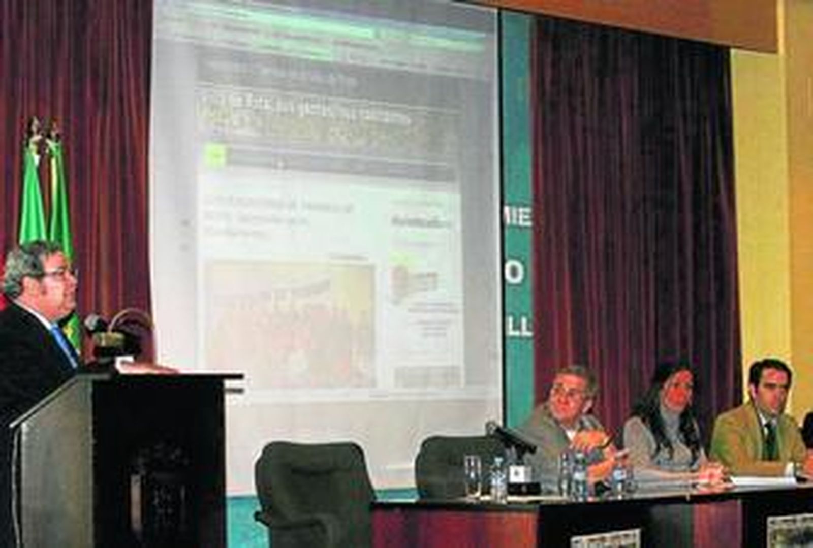 José María Morillo, a la izquierda, en la presentación a la que asistió el director de Diario de Cádiz, Rafa Navas.