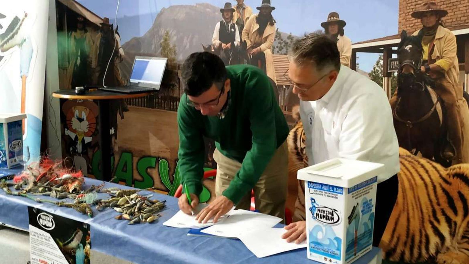 Firma del convenio entre Enrique Fernández, director de Aquarium, y José Luis Alcaide, coordinador del Proyecto Plumbum, junto con Juan Diego López, secretario de la Asociación Hippocampus.