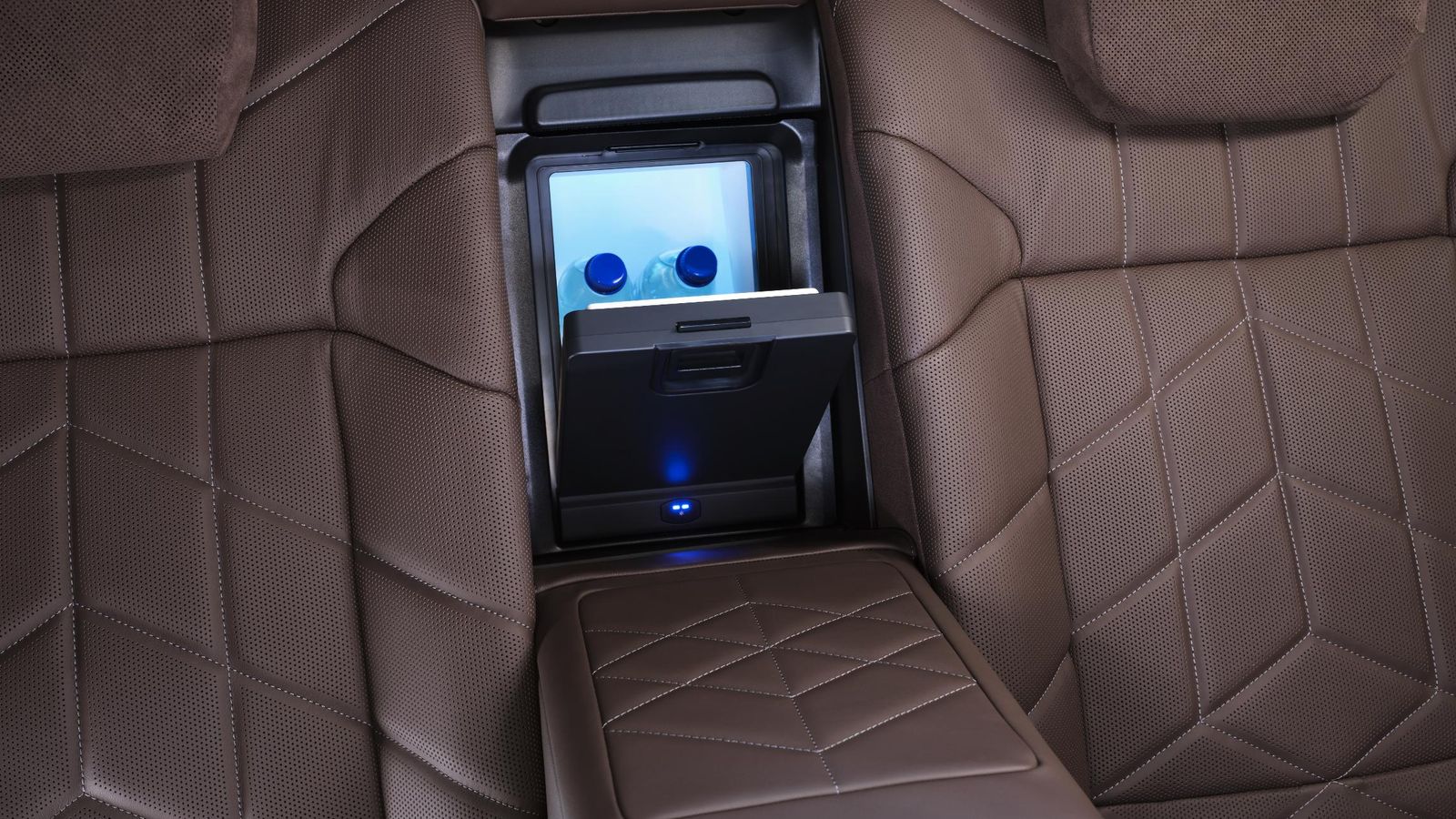 Junto a numerosos sistemas de seguridad adicionales, estos BMW también pueden integrar otros más convencionales, como las nevera de ocho litros entre los dos asientos posteriores.